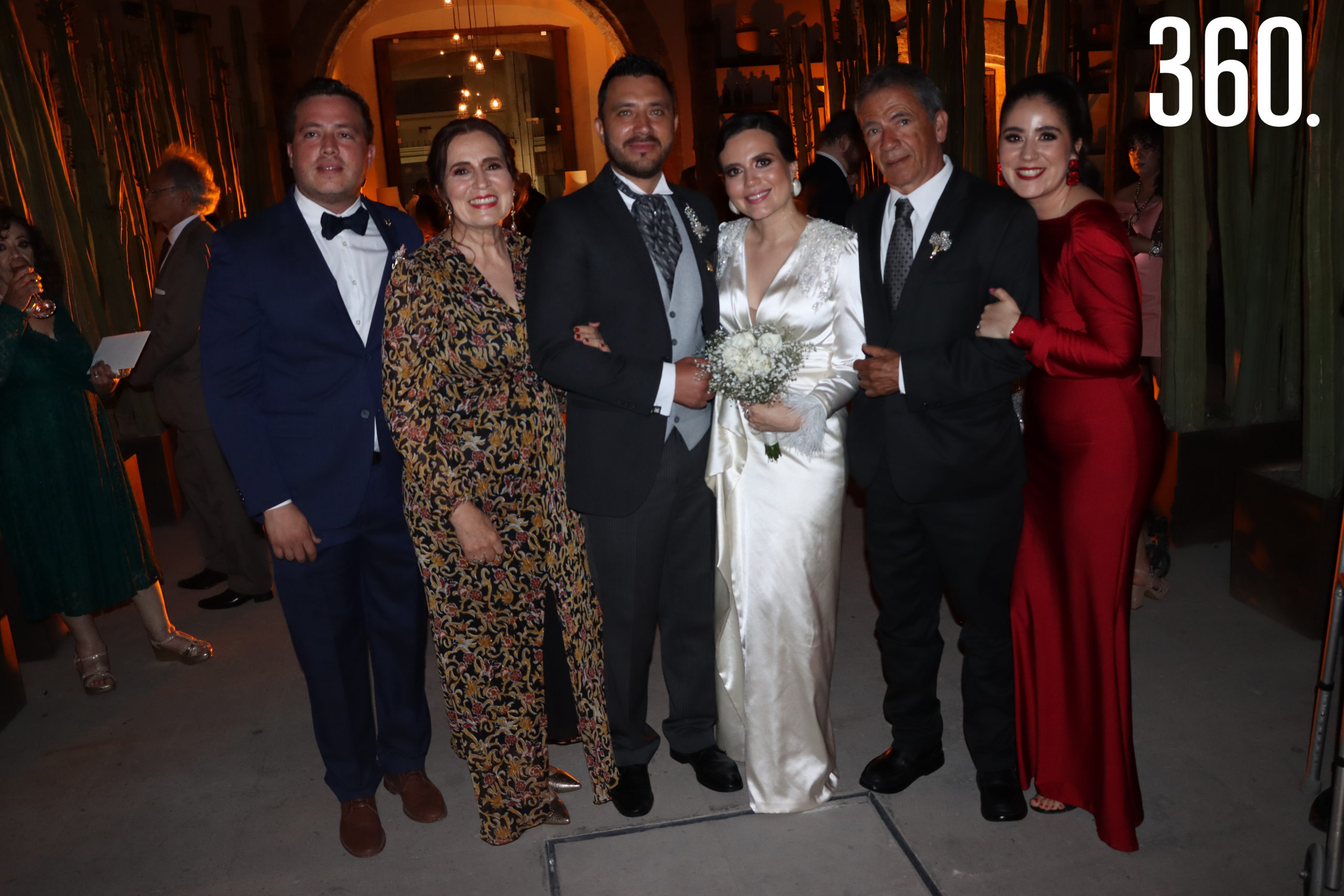 Los novios con la familia de la novia, Osvaldo Flores, Ismenia Ramos, Ignacio Flores y Ana Flores.