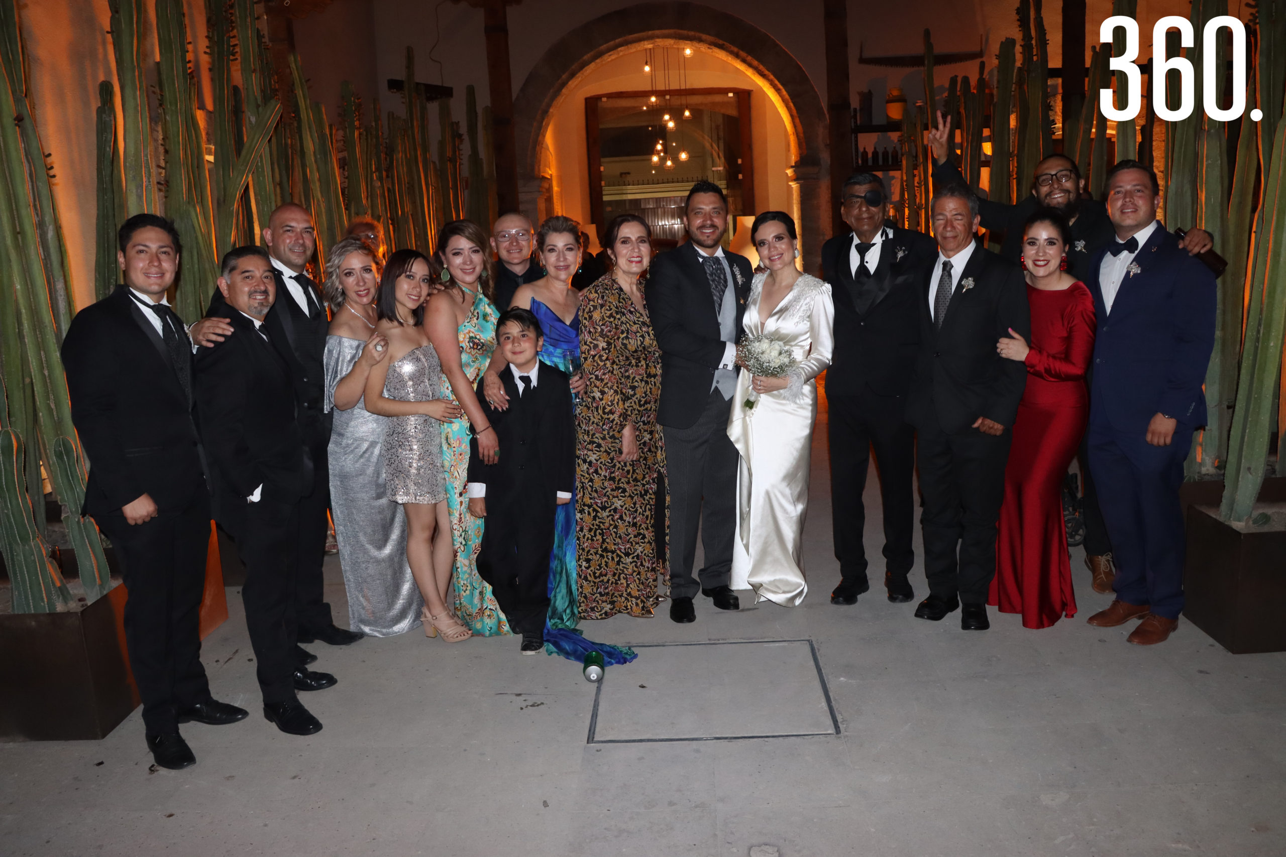 Los novios con toda su familia.