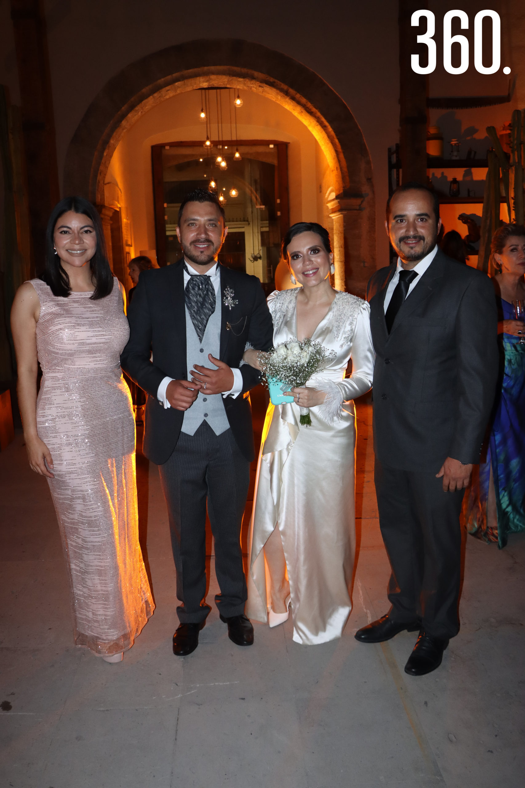 Los novios con Tania Rodríguez y Josué Hernández.