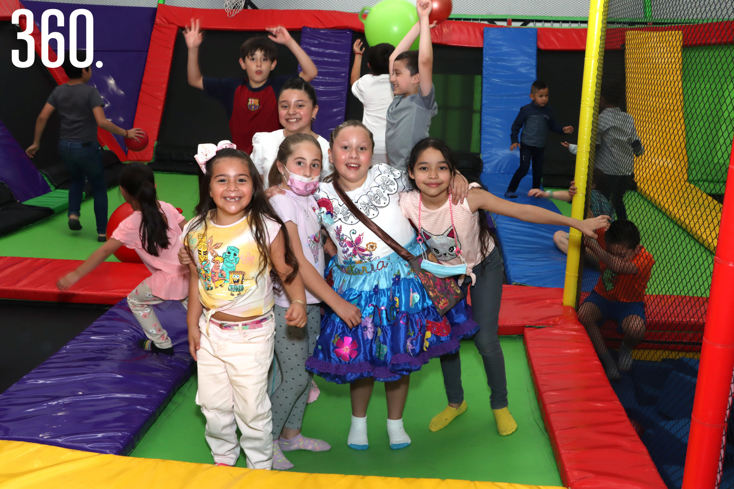 Victoria Betancourt Esquivel con sus amigas en el área de brincolines.