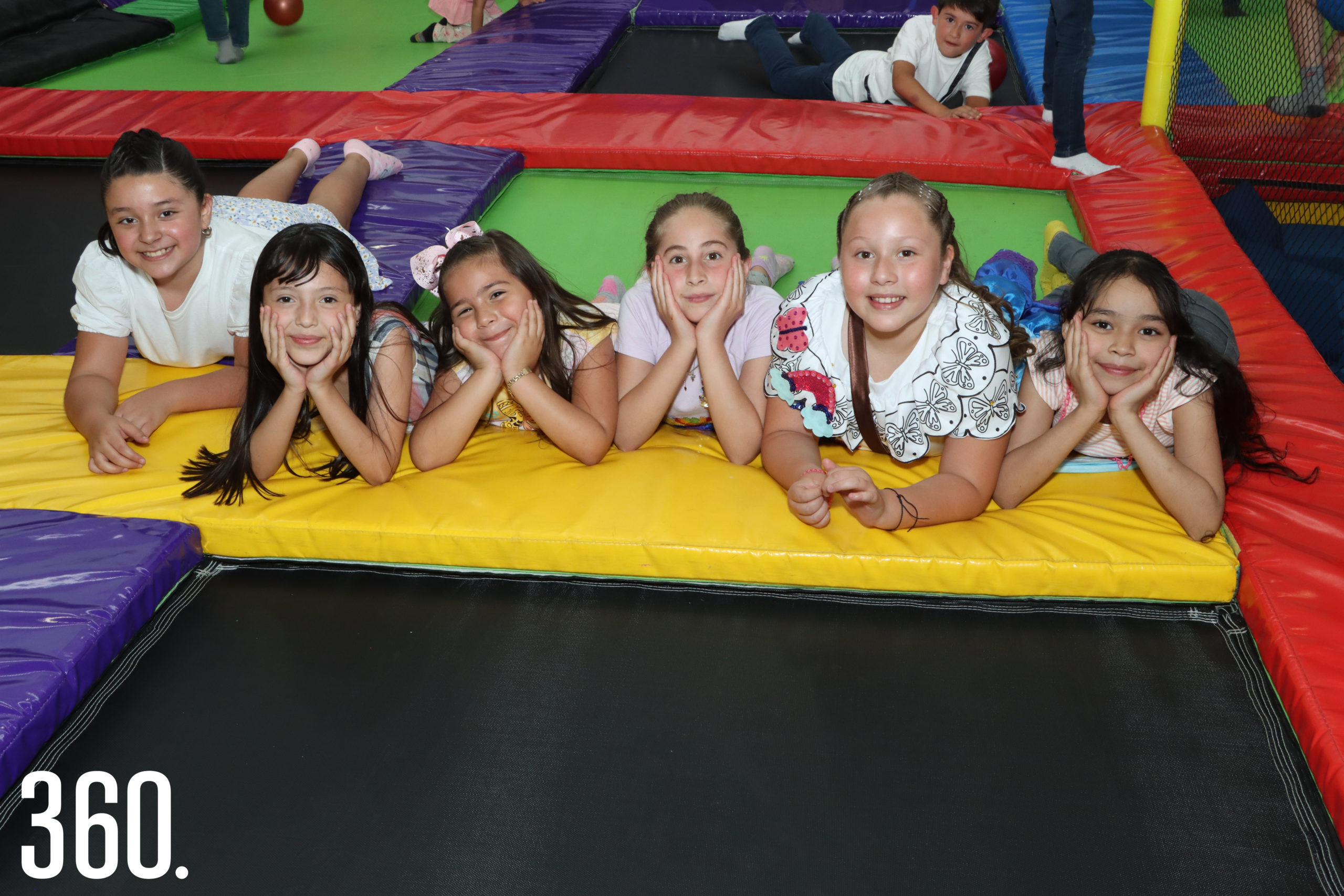 Victoria Betancourt Esquivel con sus amigas en el área de brincolines.