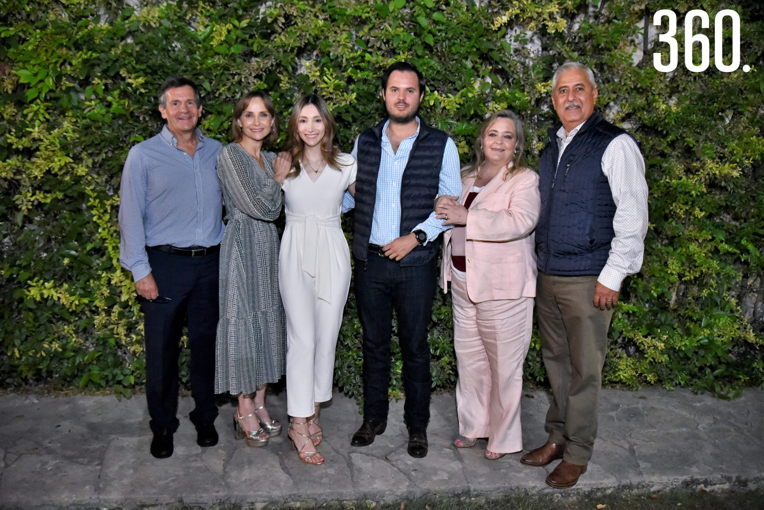 Valeria González y Hernán Dávila con sus papás Manuel González y María Hortencia Lómeli, Patricia Randall Arizpe y Gustavo Dávila Salinas.