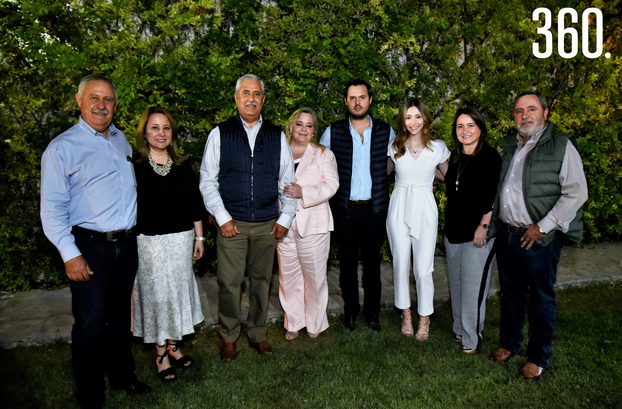 Leonardo Dávila, Mini Blanco, Gustavo Dávila, Patricia Randall, Hernán Dávila, Valeria González, Luisa Soto y Carlos Dávila.