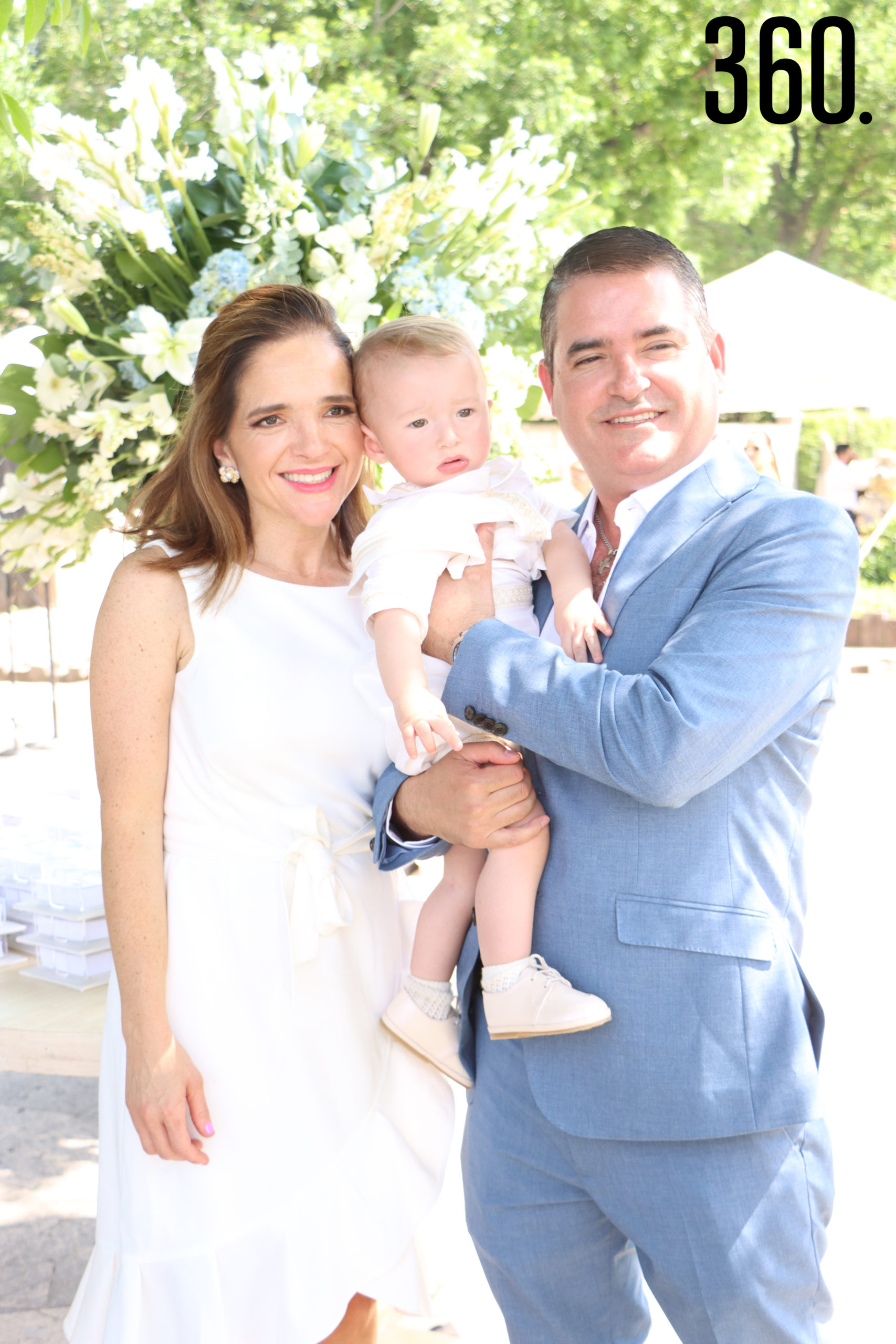 Álvaro con sus padrinos, Carlos Morales y Alejandra Garza.