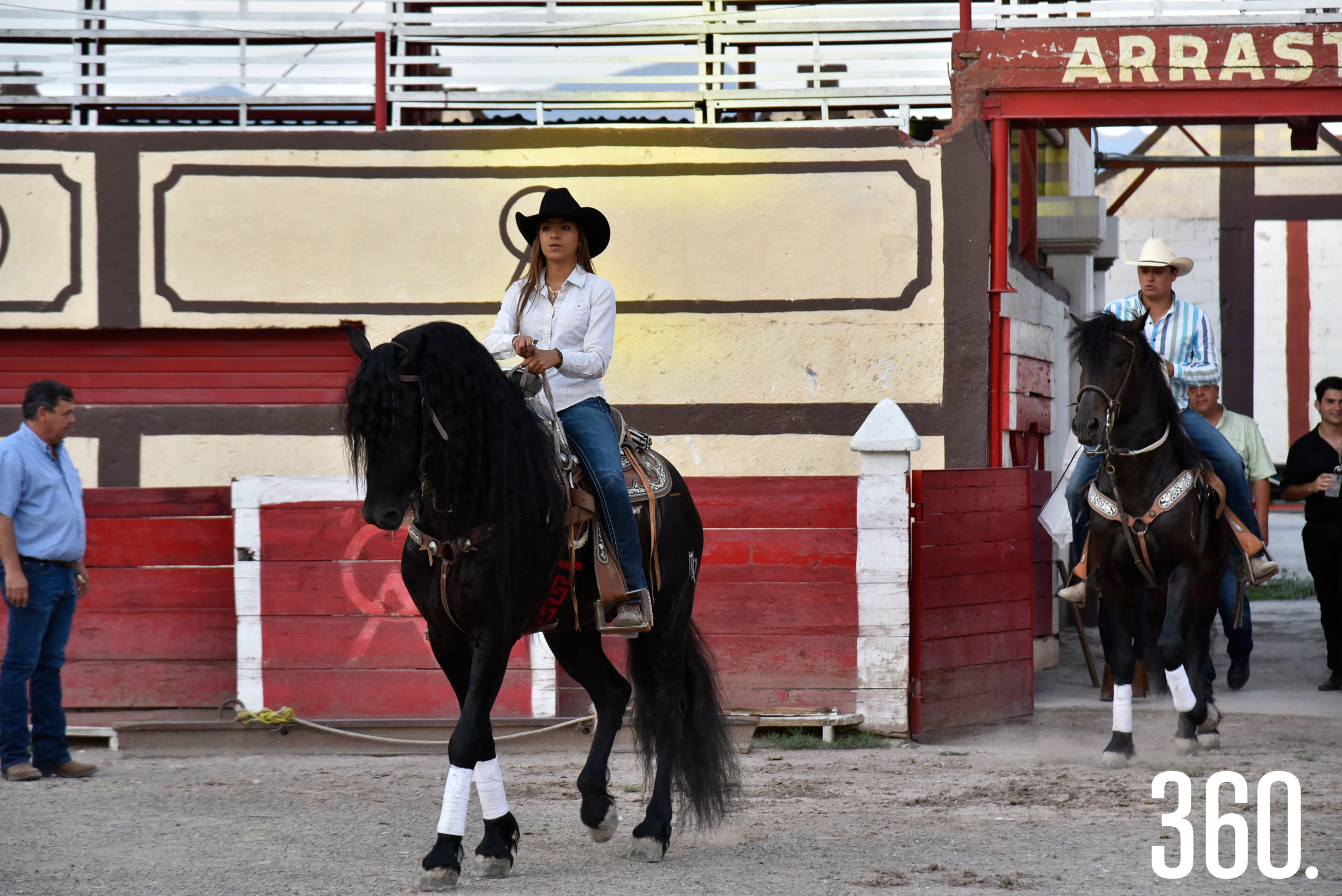 Invitada paseando en caballo.