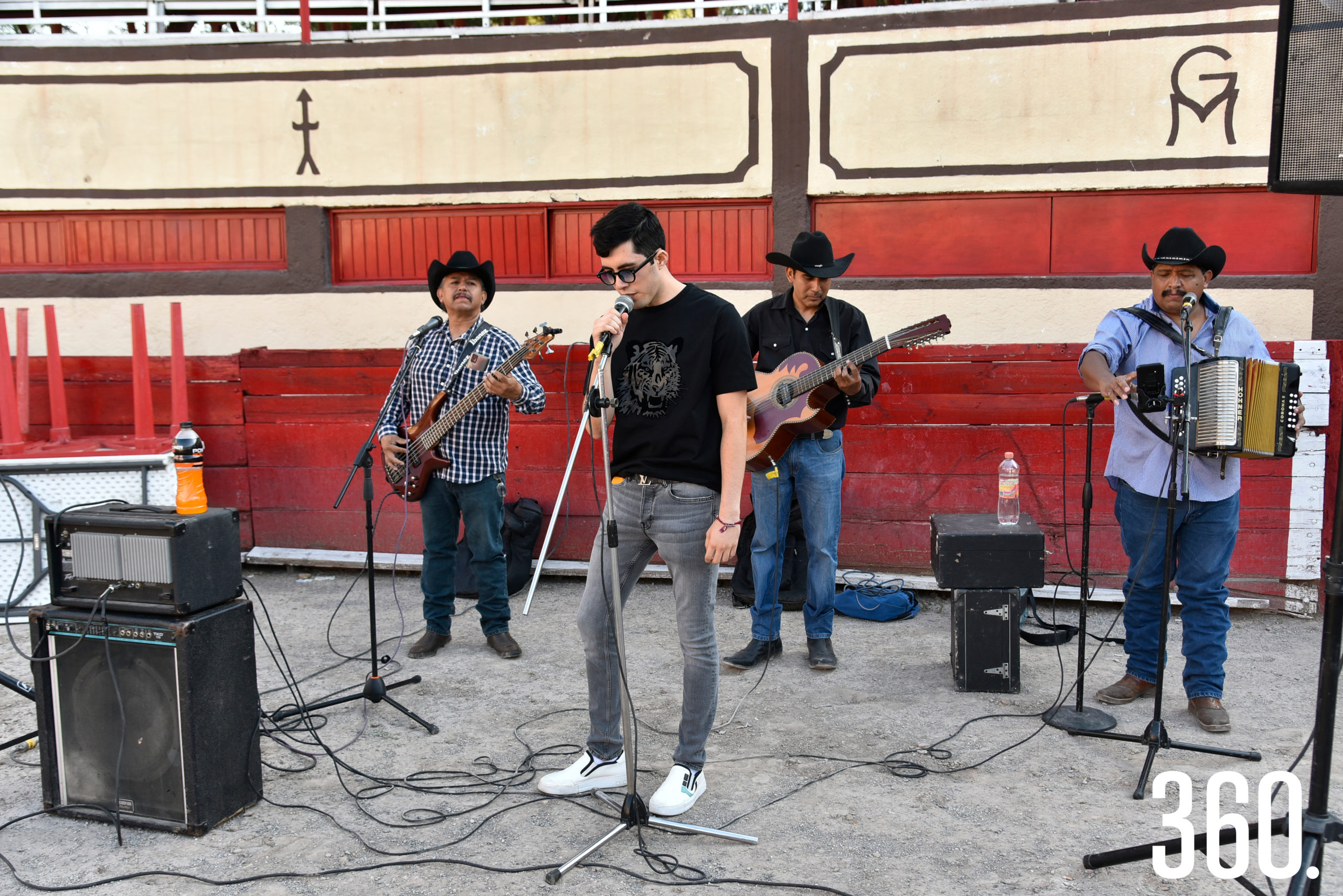 Armando Guadiana cantando a todos los presentes.