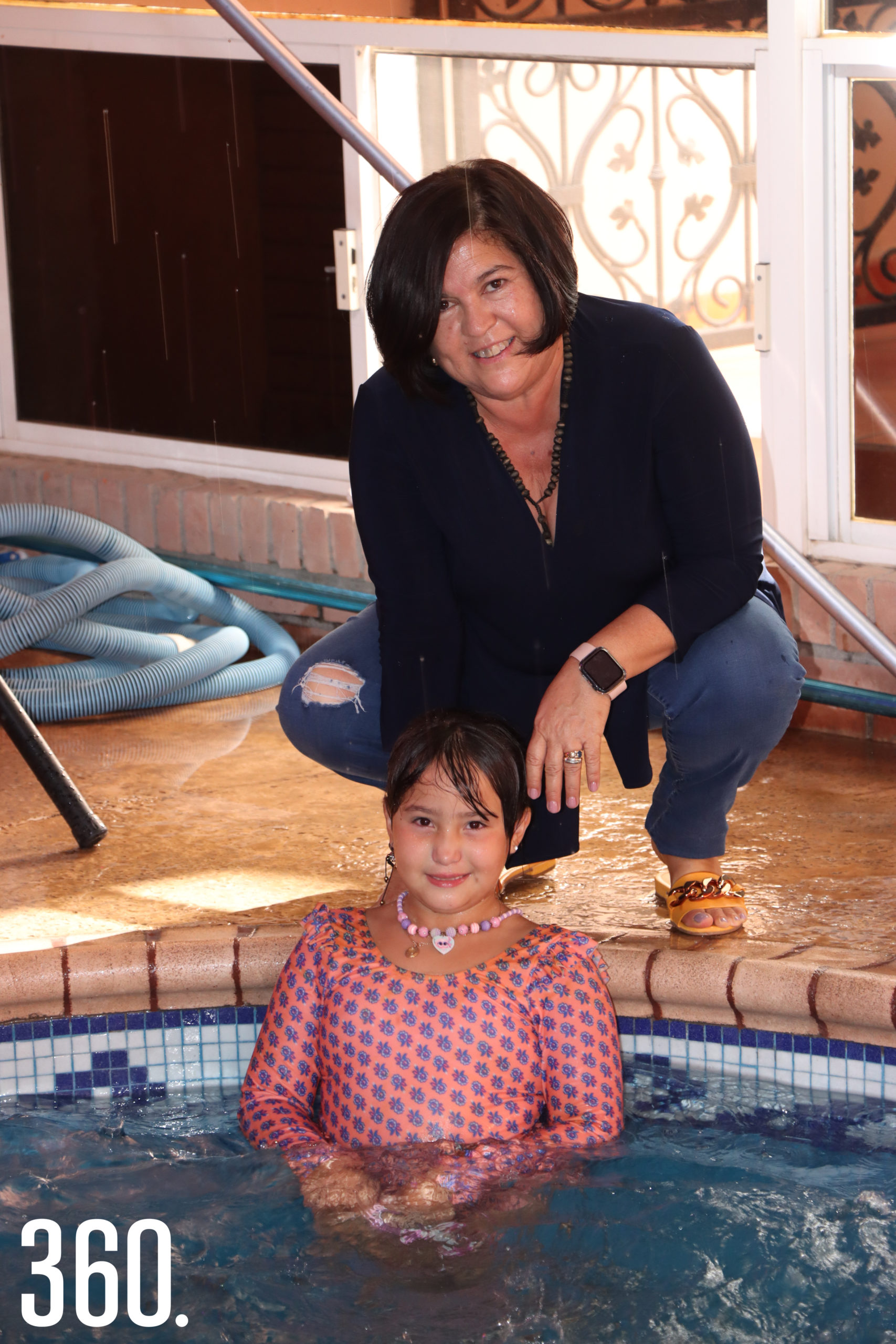 Loretta con su abuela, Lorena Bermea de Castilla.