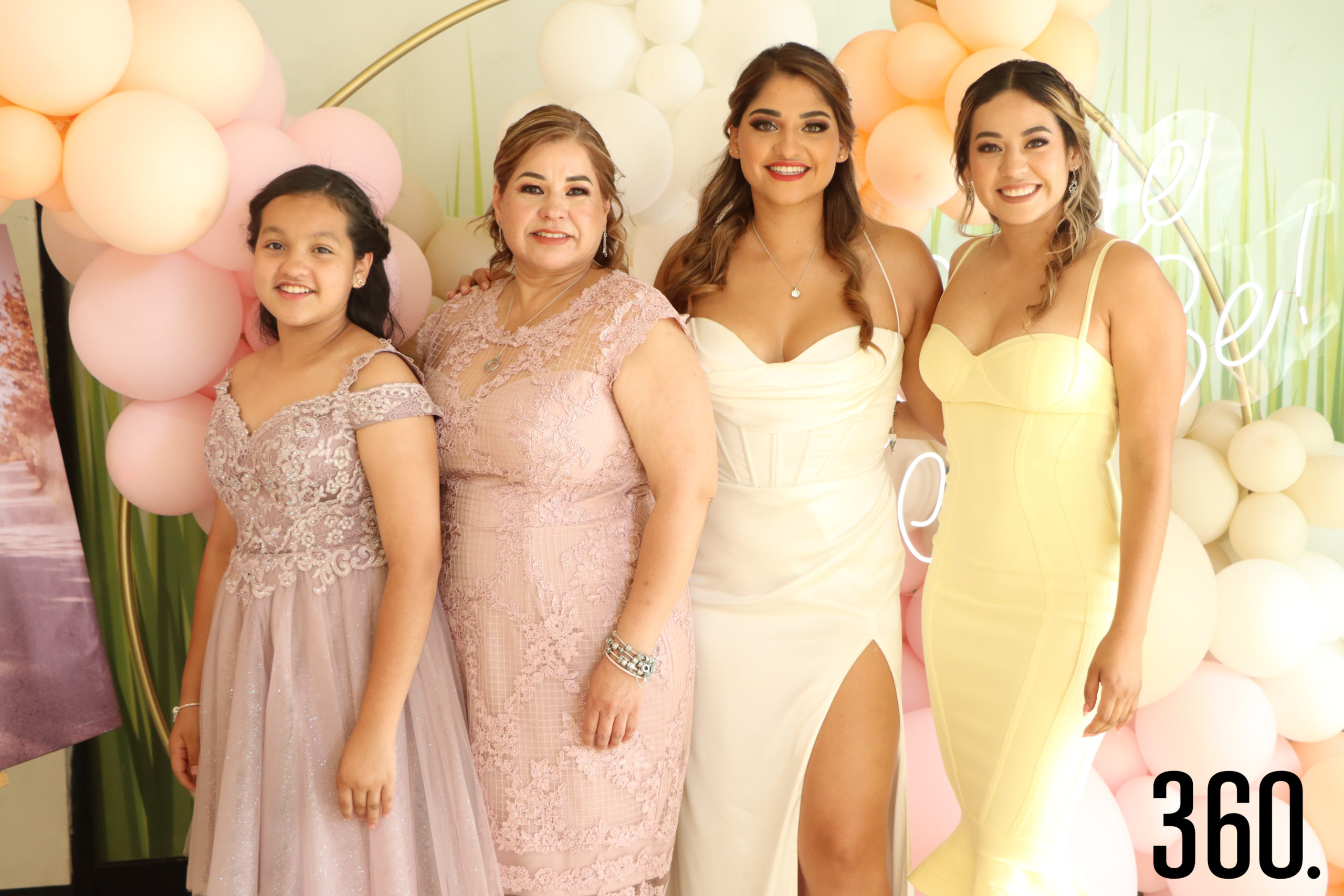 Diana con su madre y hermanas, Miranda Rendón, Diana Rodríguez e Irina Rendón.