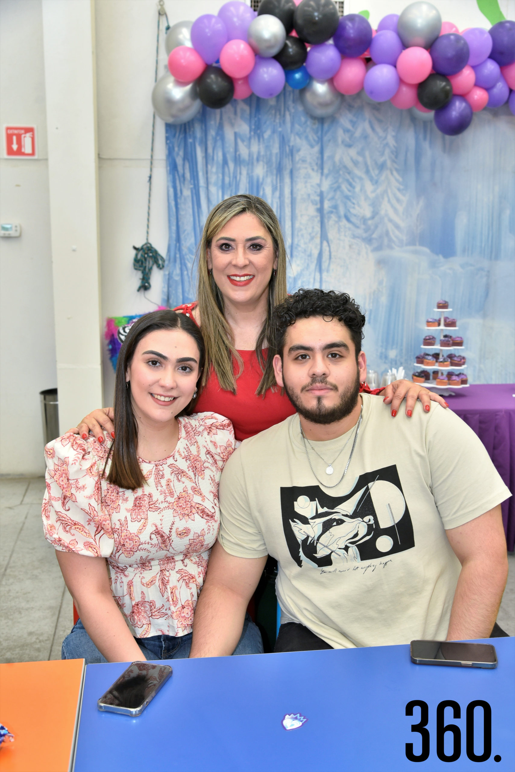 Paulina Dinitin, Melisa Baker y David Amparano.