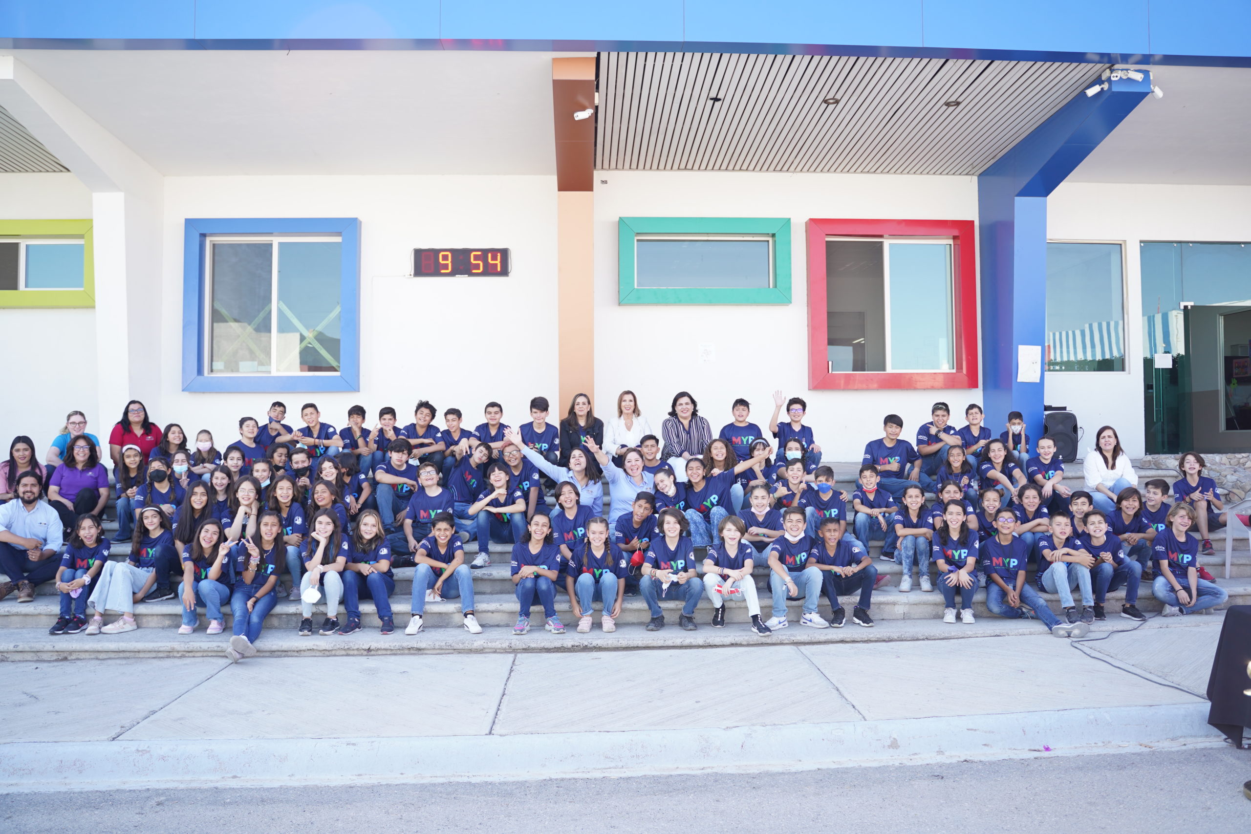 Malena Monroy, coordinadora del MYP; Adriana Riddle, directora general, Alilú Aguirre, directora de relaciones institucionales, e integrantes del equipo Harmony con estudiantes de 5o y 6o de primaria.