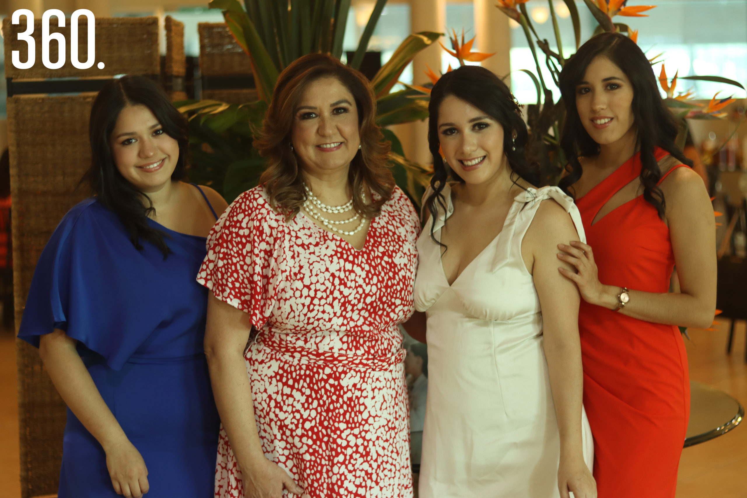 Laura con sus hermanas y madre, Jimena Chávez, Laura Esthela Valdéz y Fernanda Chavez.