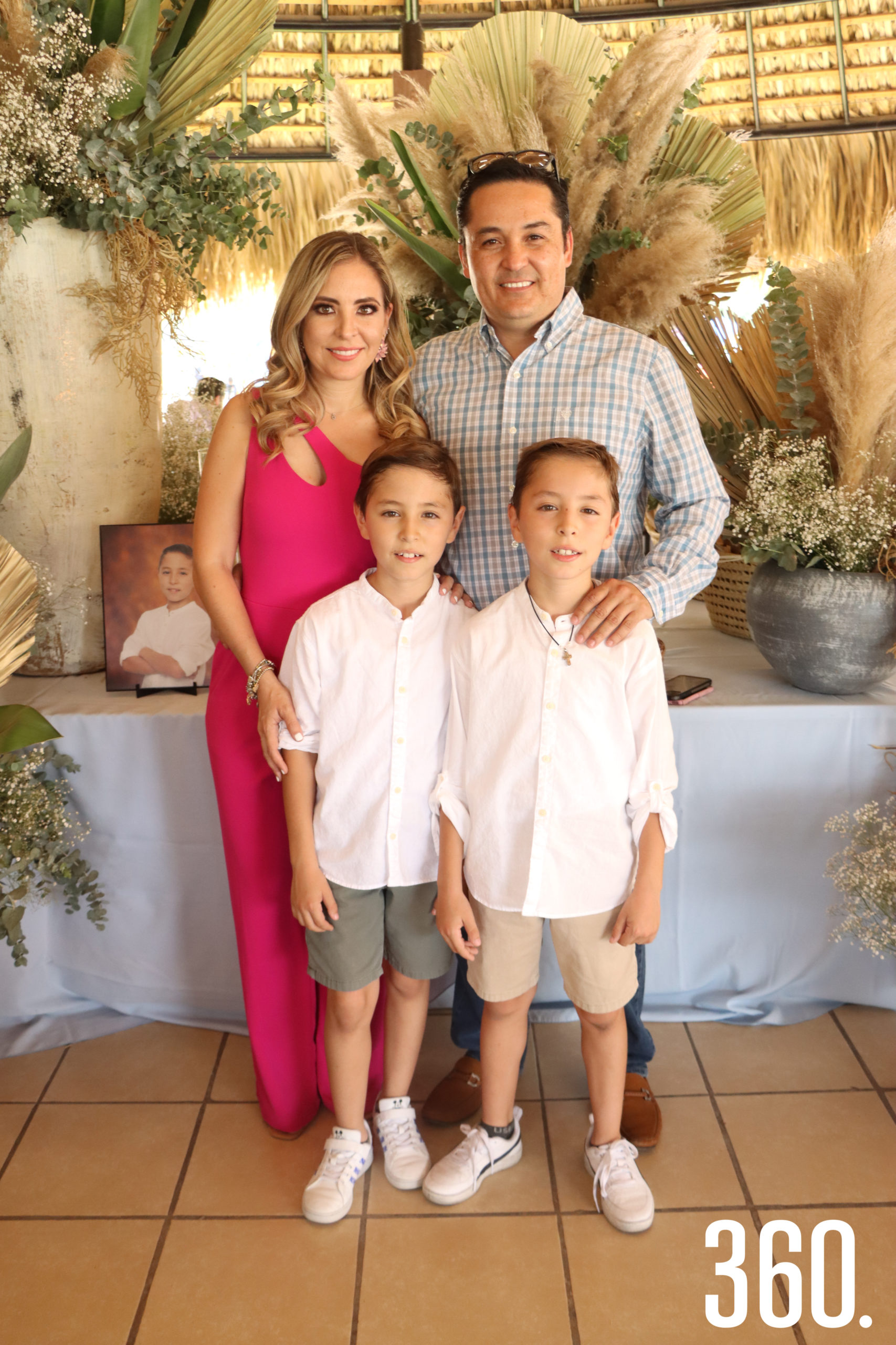 Rodrigo y Santiago con sus padres, Olga Valdés y Luis Mellado.