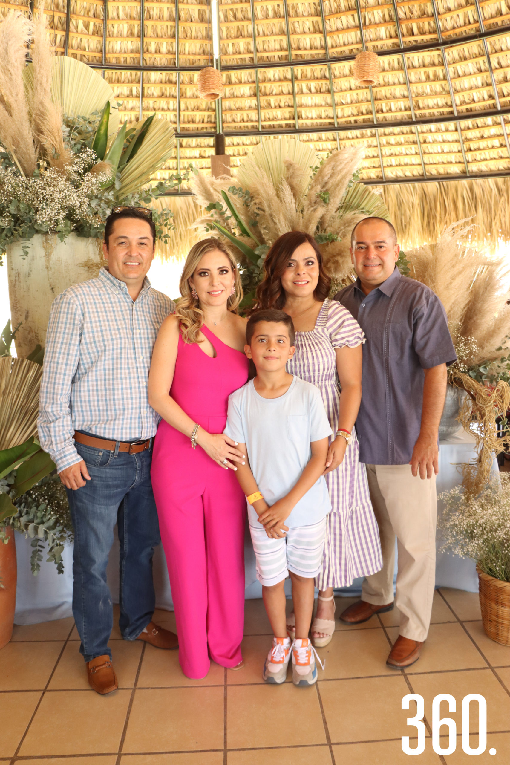 Gonzalo con sus padrinos y padres, Luis Mellado, Olga Valdés, Sonia García y Ricardo Fiscal.