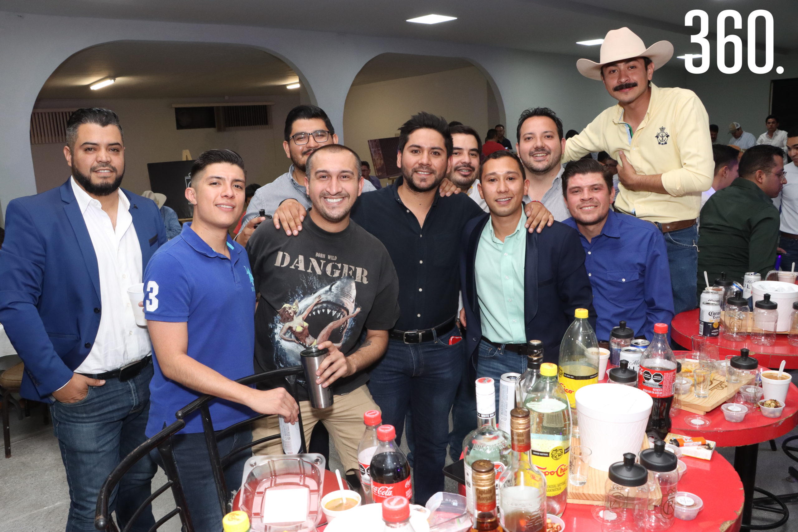 El festejado con sus amigos.