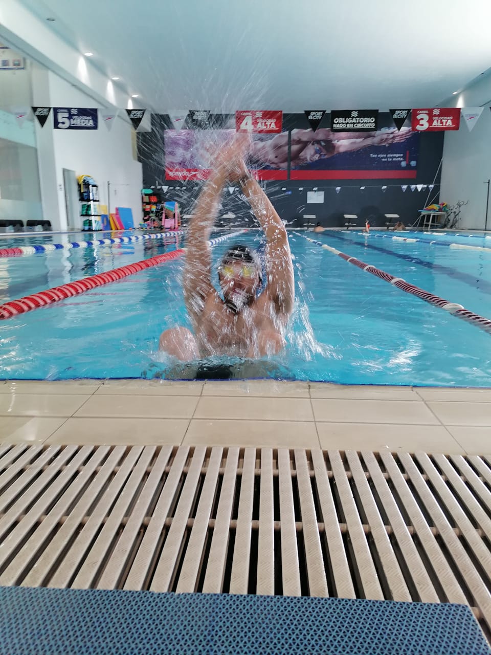 Se preparó bajo un entrenamiento controlado, con nados largos, rápidos y de fuerza.