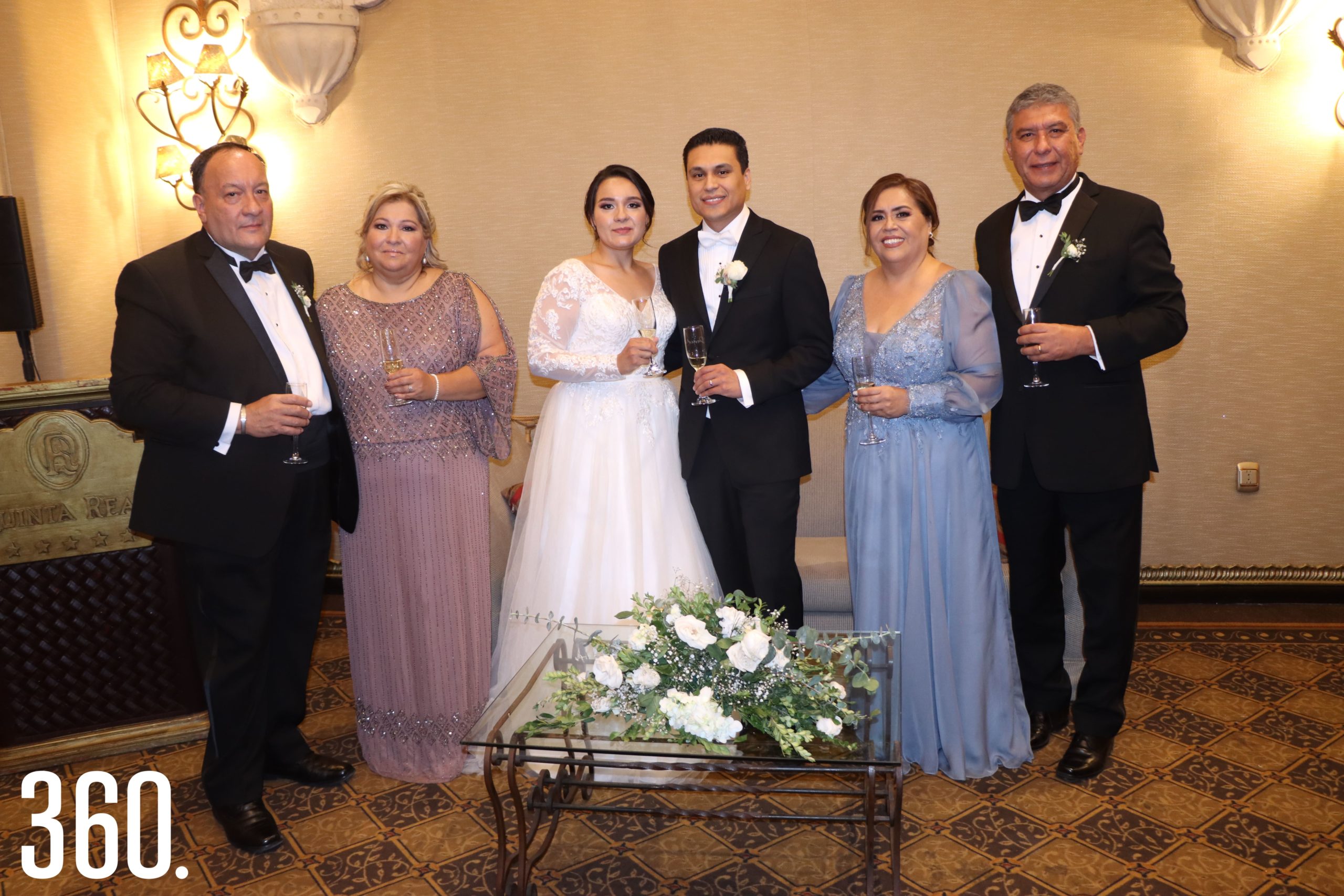 Sofía y David con sus padres, Teodoro Iglesias, Linda González, Blanca Jiménez y Juan Francisco Trejo.