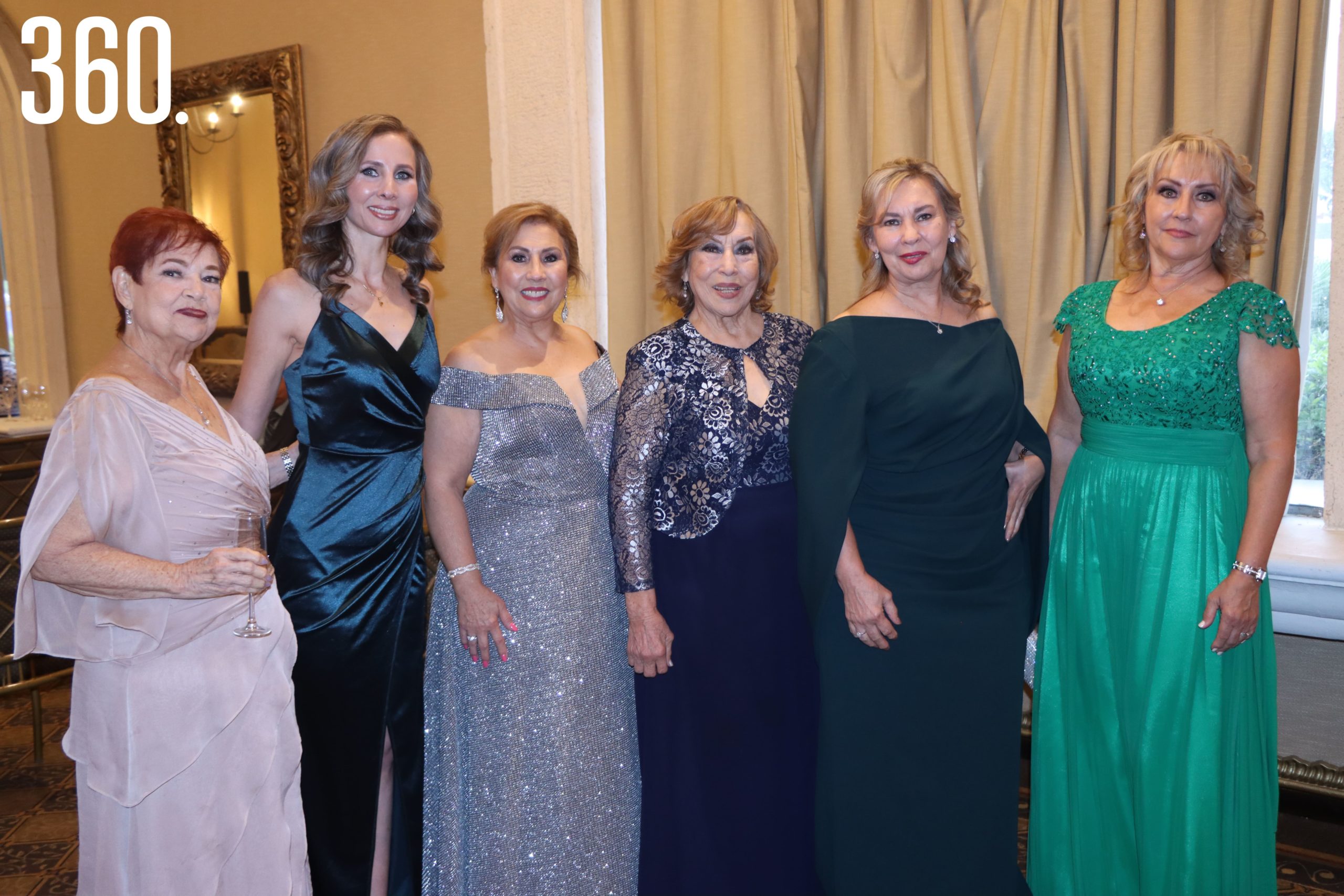 Martha González, Gina González, Sonia González, Olga Garza, Olga González y Susana González.