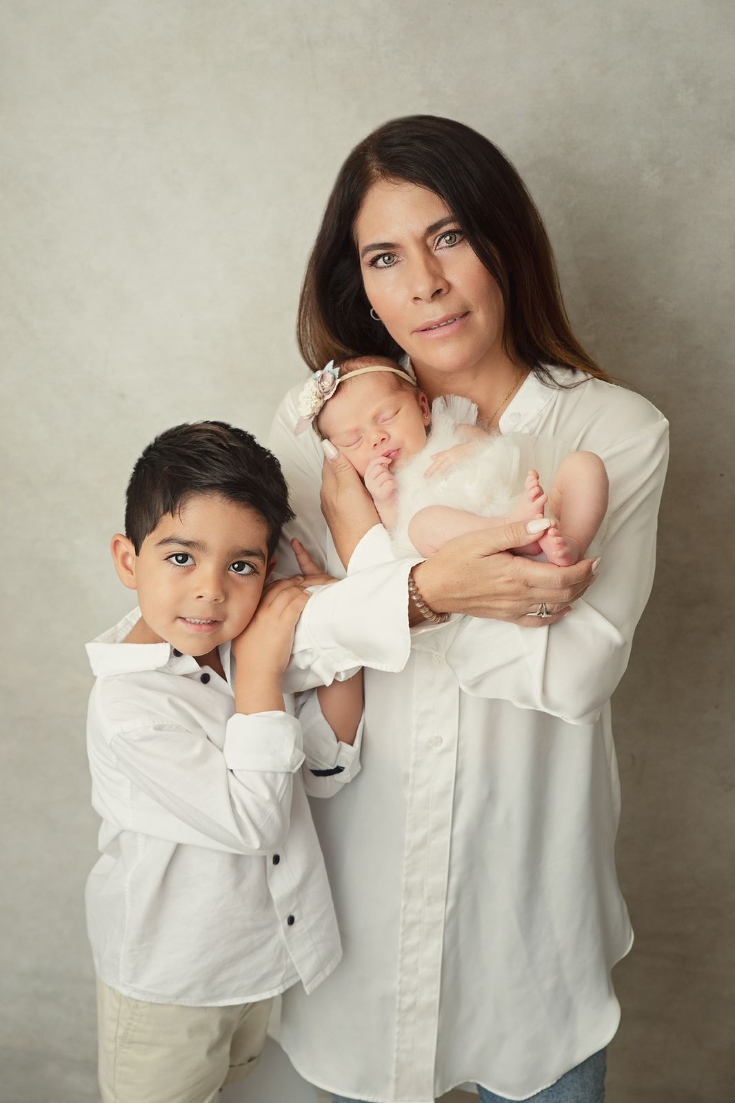 Con su abuelita Claudia y su hermano Fernando.