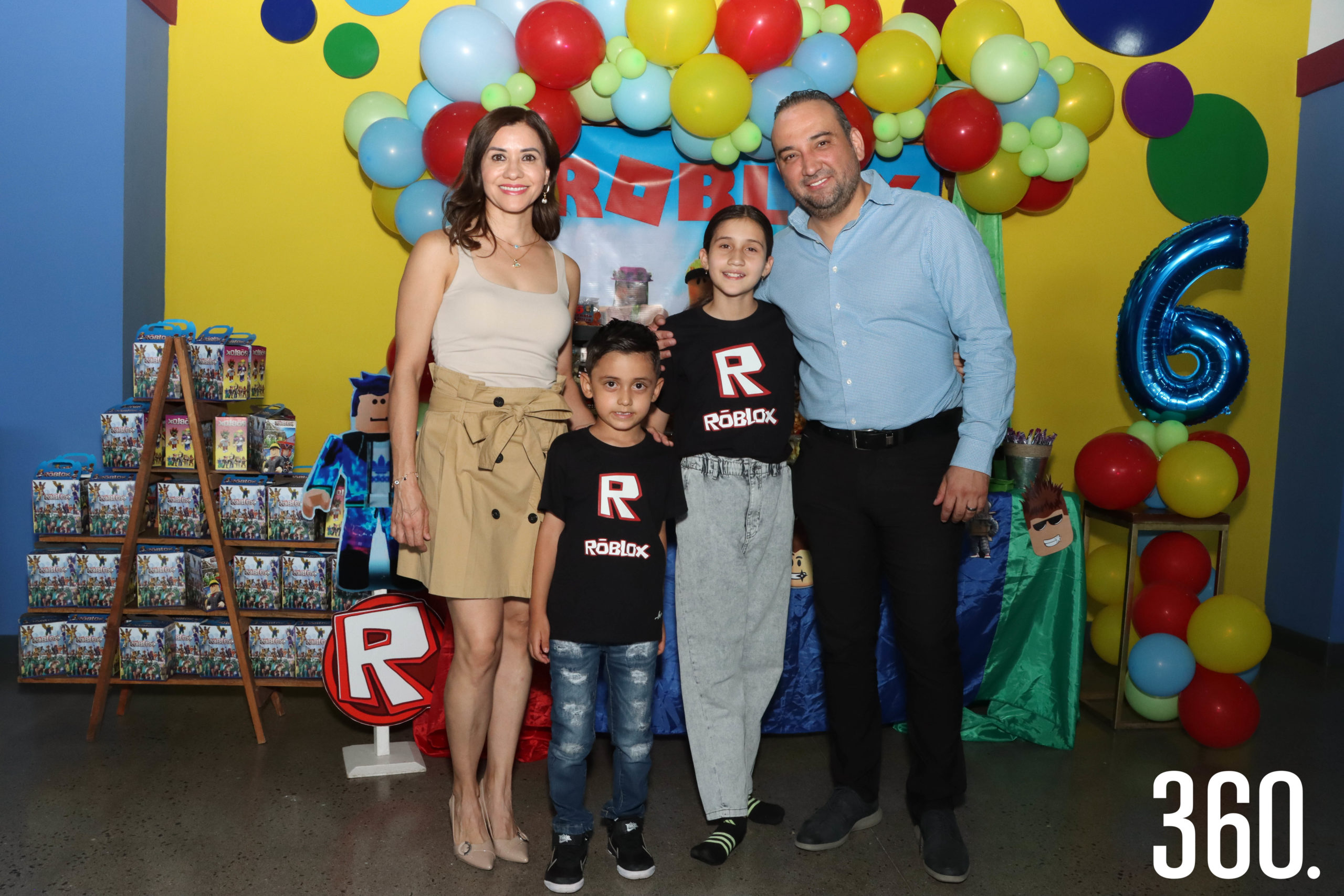 Sergio Emilio acompañado por sus padres, Sergio Gerardo Ramírez Escobar y Mayra Álvarez de Ramírez, y su hermana Frida.