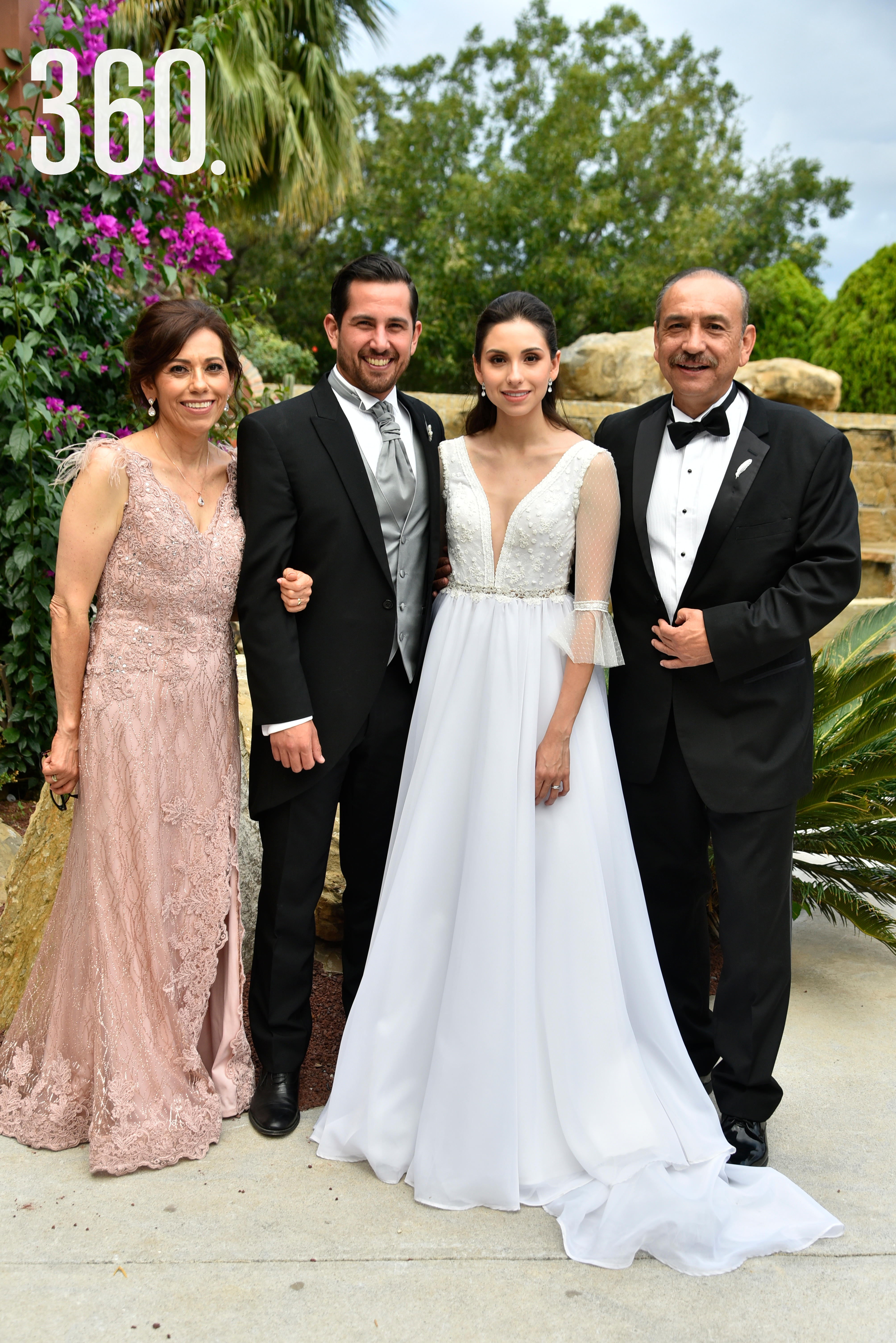 Jorge Recio Urteaga y Fernanda Villarreal Rodríguez con sus papás Patricia Rodríguez y José Antonio Villarreal.