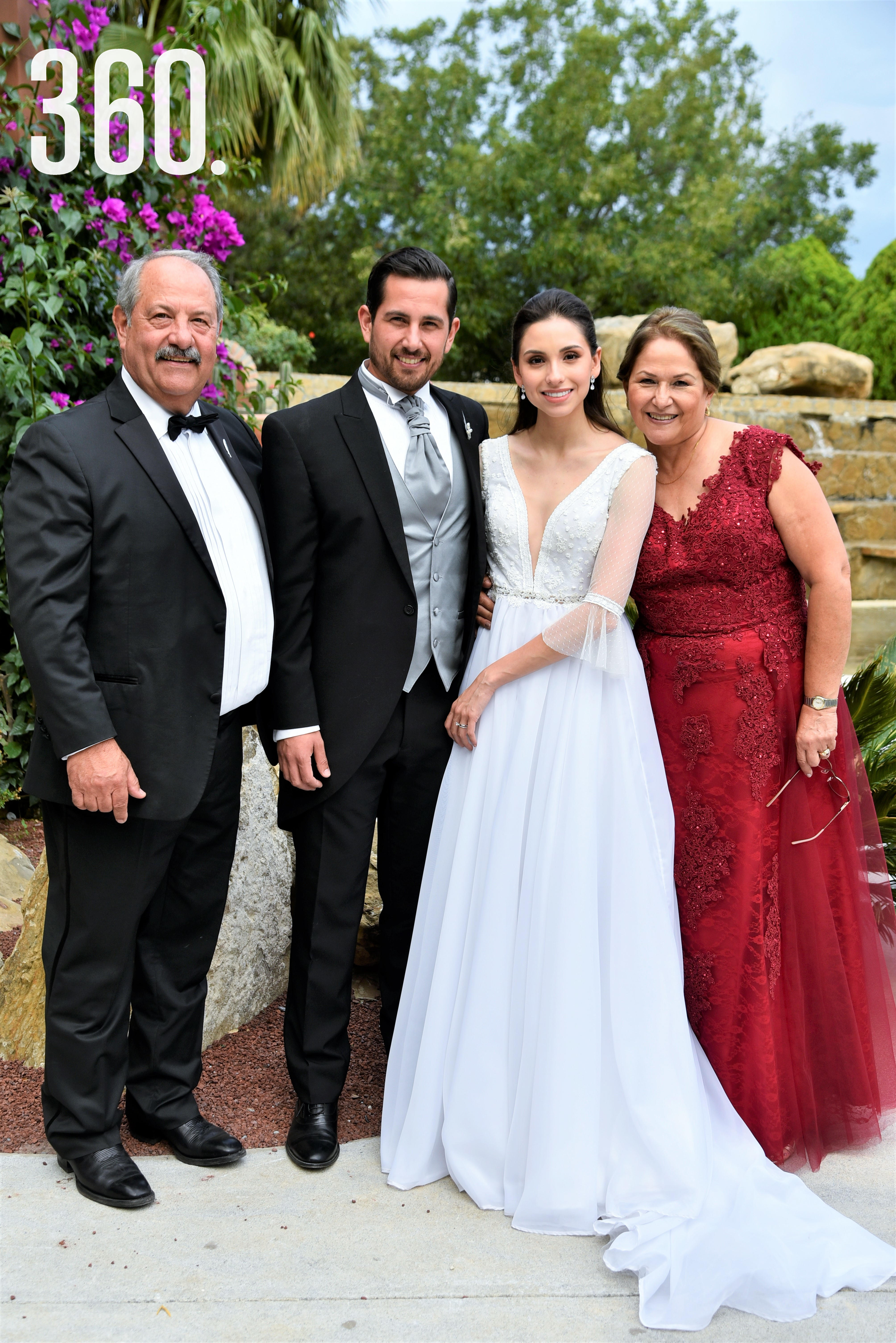 Fernanda Villarreal Rodríguez y Jorge Recio Urteaga con sus papás Diana Urteaga y Miguel Recio.