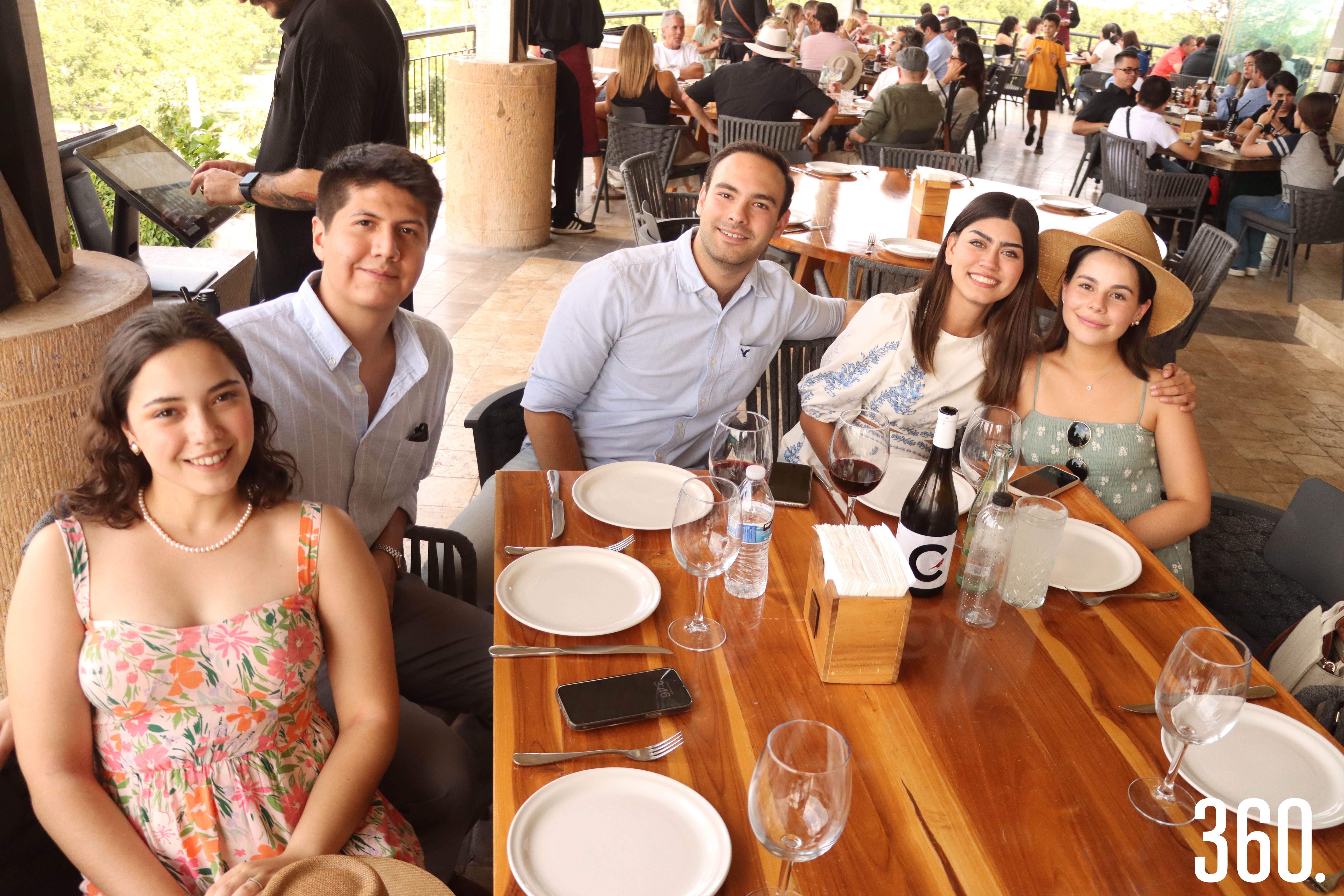 Lorena Rojas, Hugo Lara, Andrés Peña, Karime López e Isabel León.