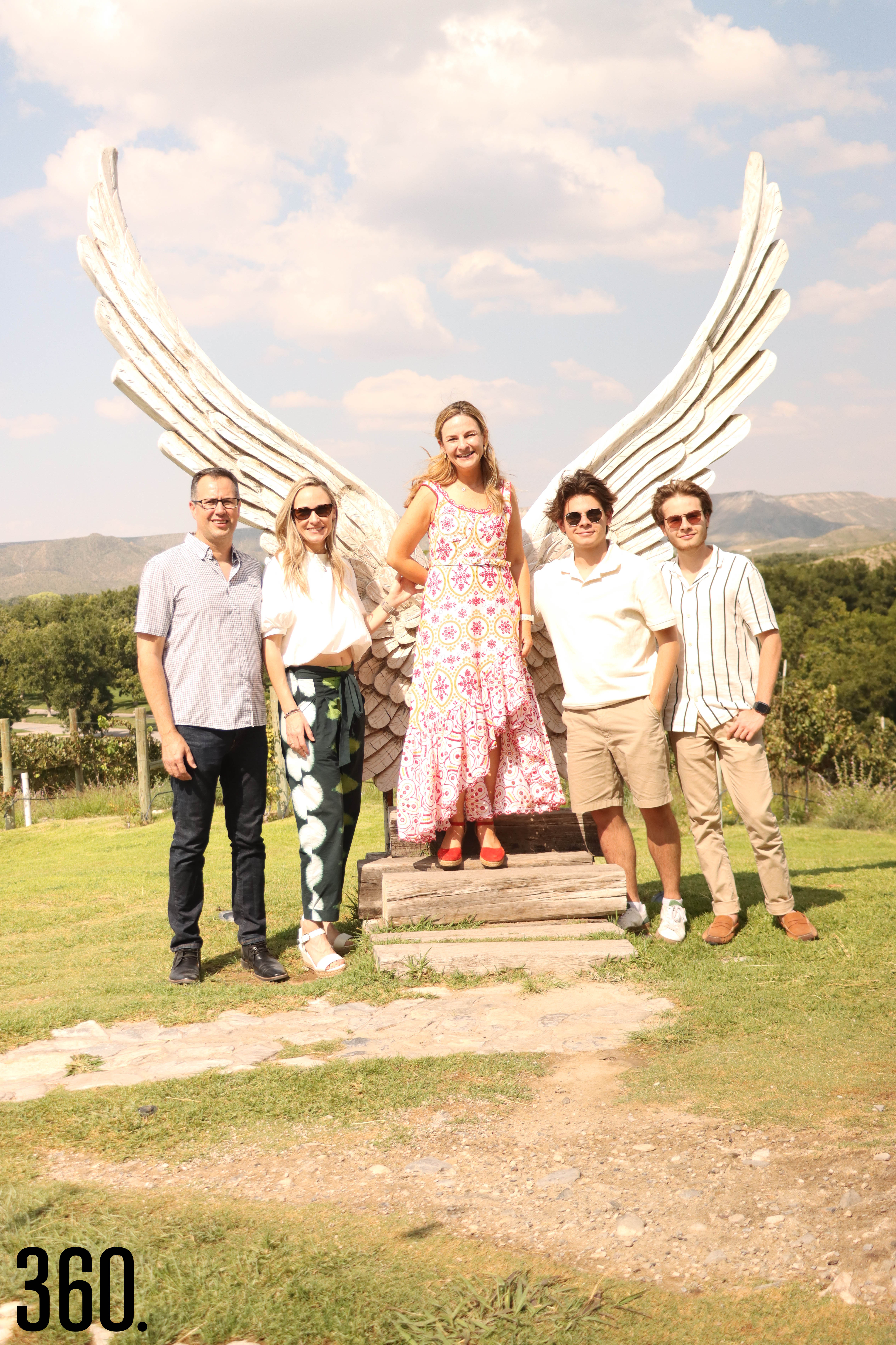 Chuy Flores, Paty Peña, Lizzy Peña, Santiago y Fernando León.