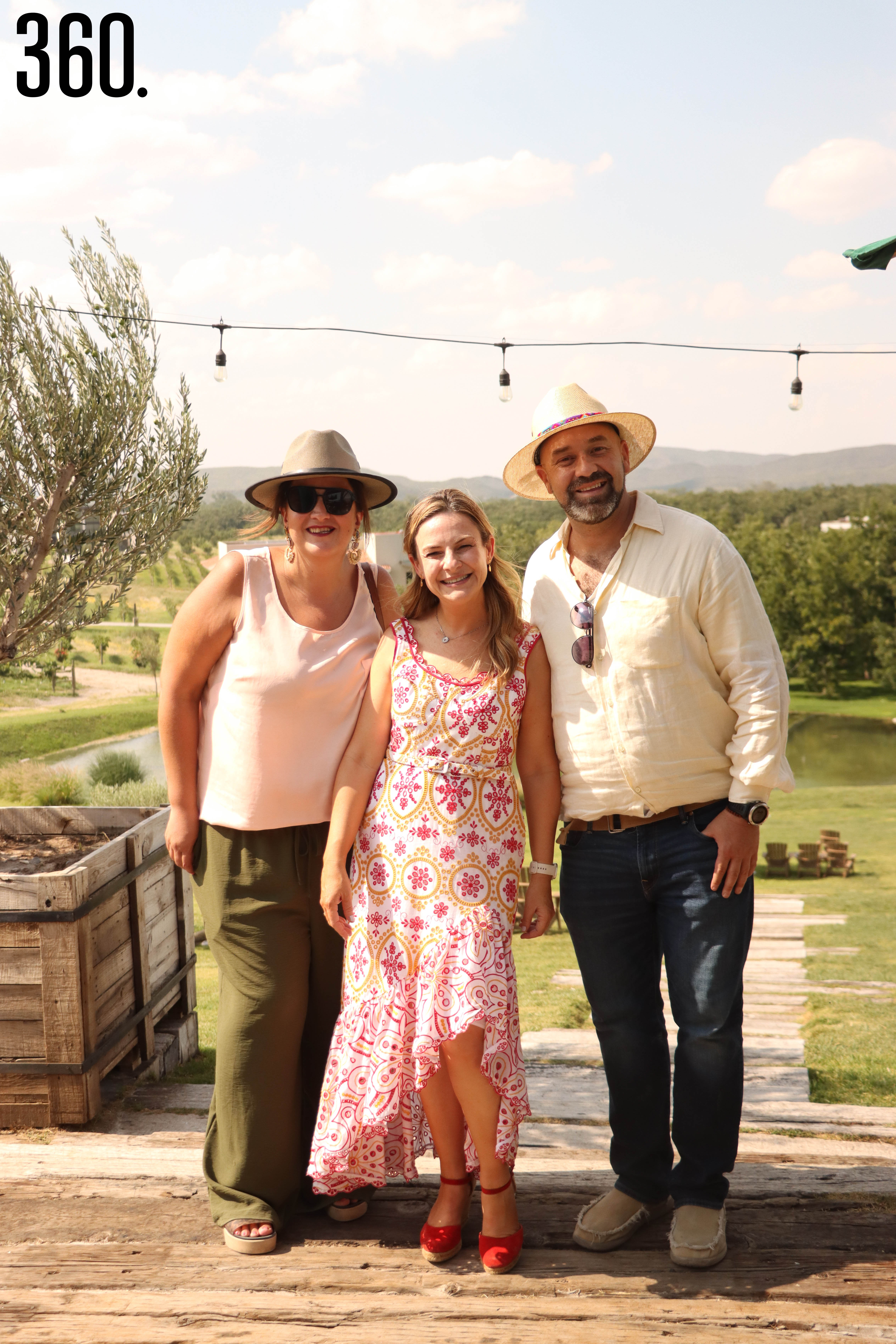 Lizzy con Natalia Fraustro y Álvaro Peña.