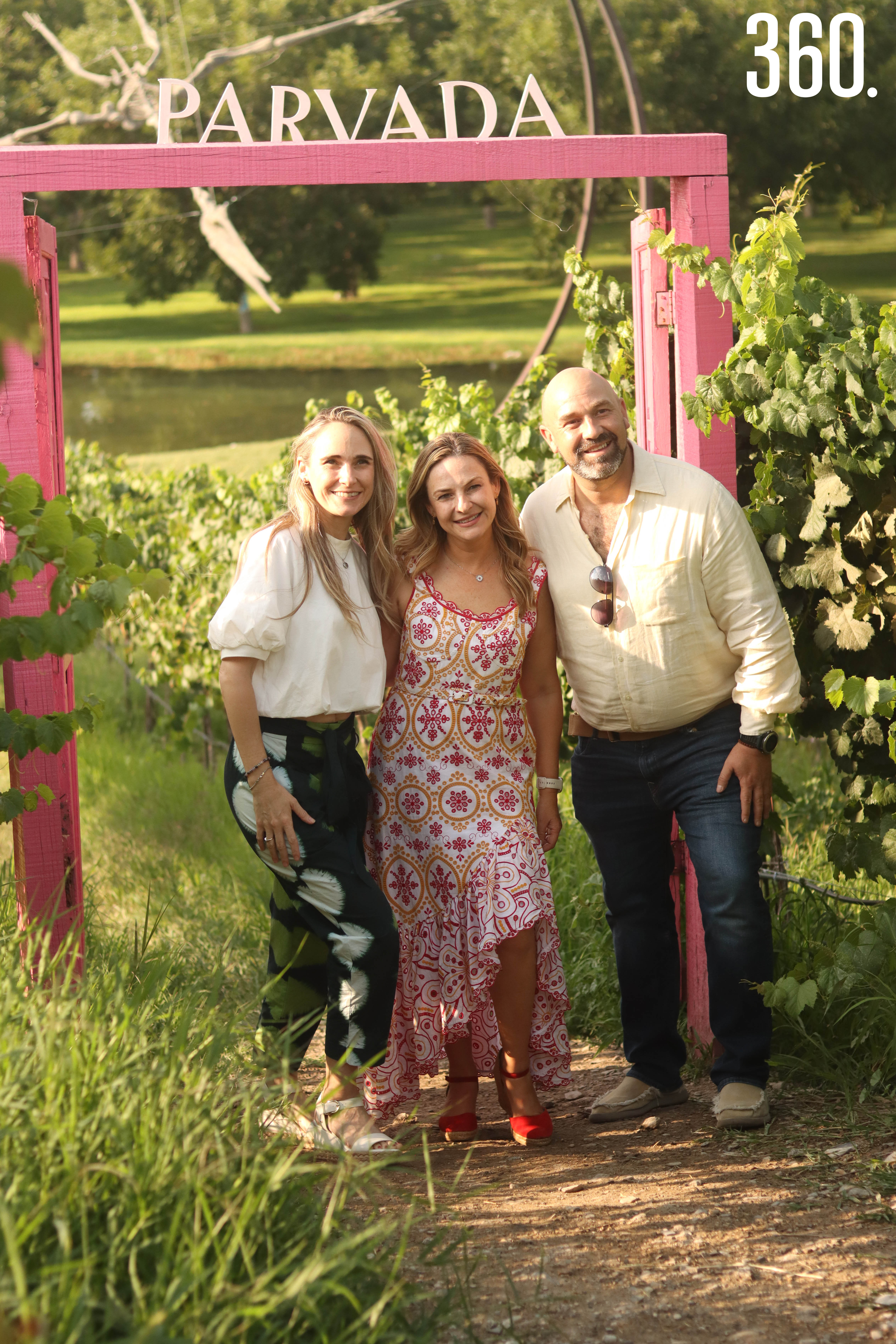 Paty, Lizzy y Álvaro Peña.