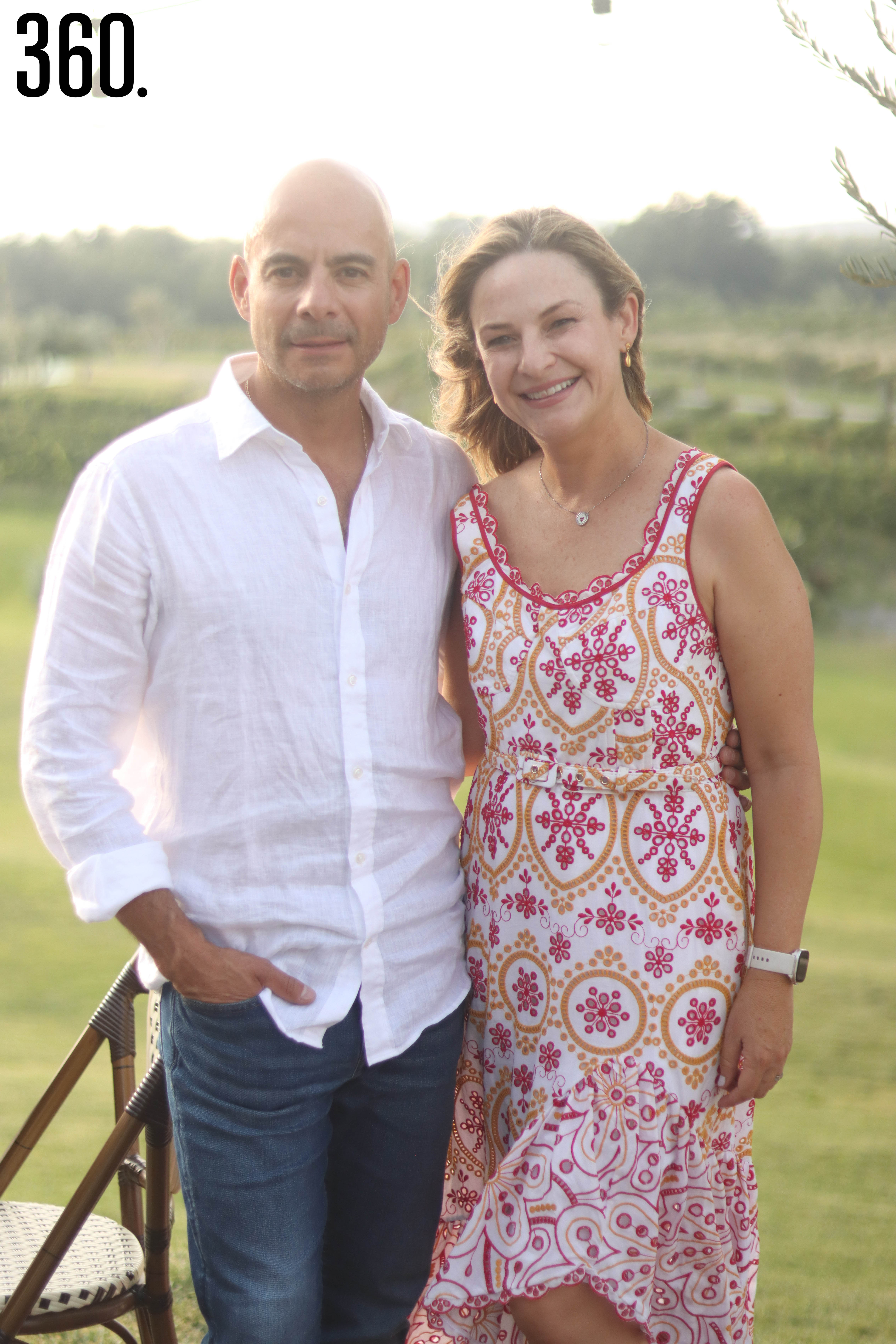 Lizzy con su esposo, René León.