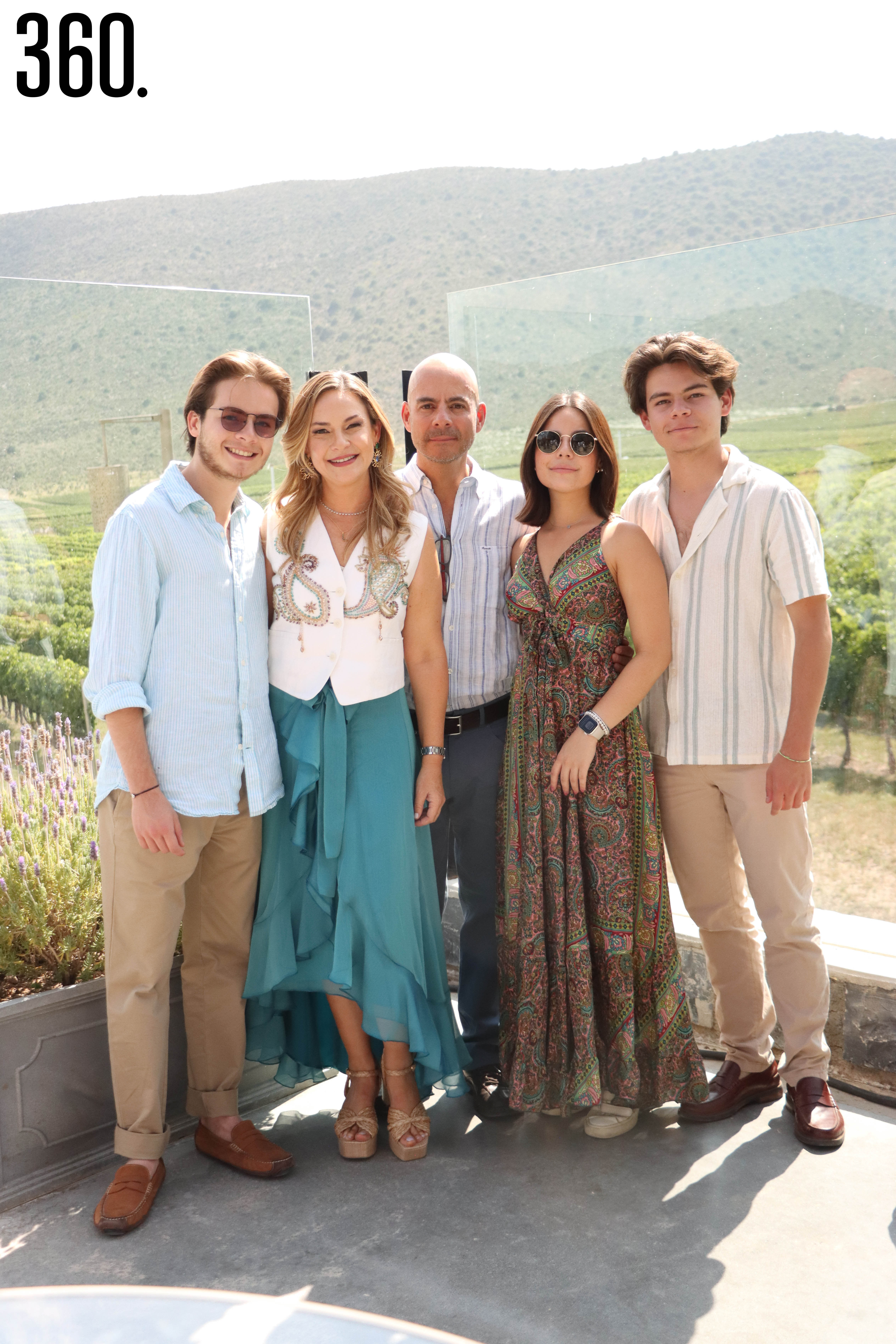Lizzy con su familia, Fernando, René, Isabel y Santiago León.