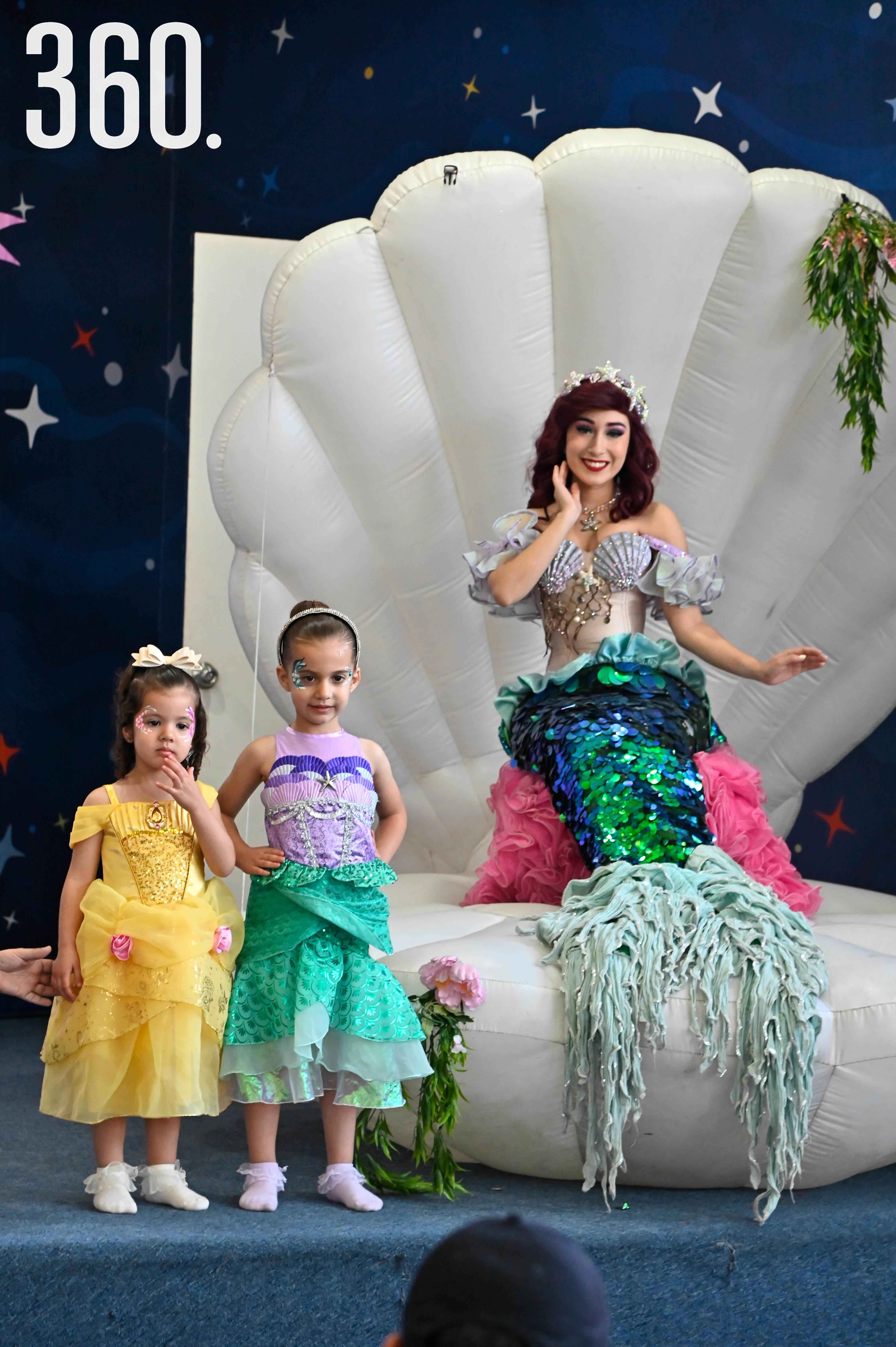 Alina y Antonella Abramo Cárdenas con la princesa Ariel.