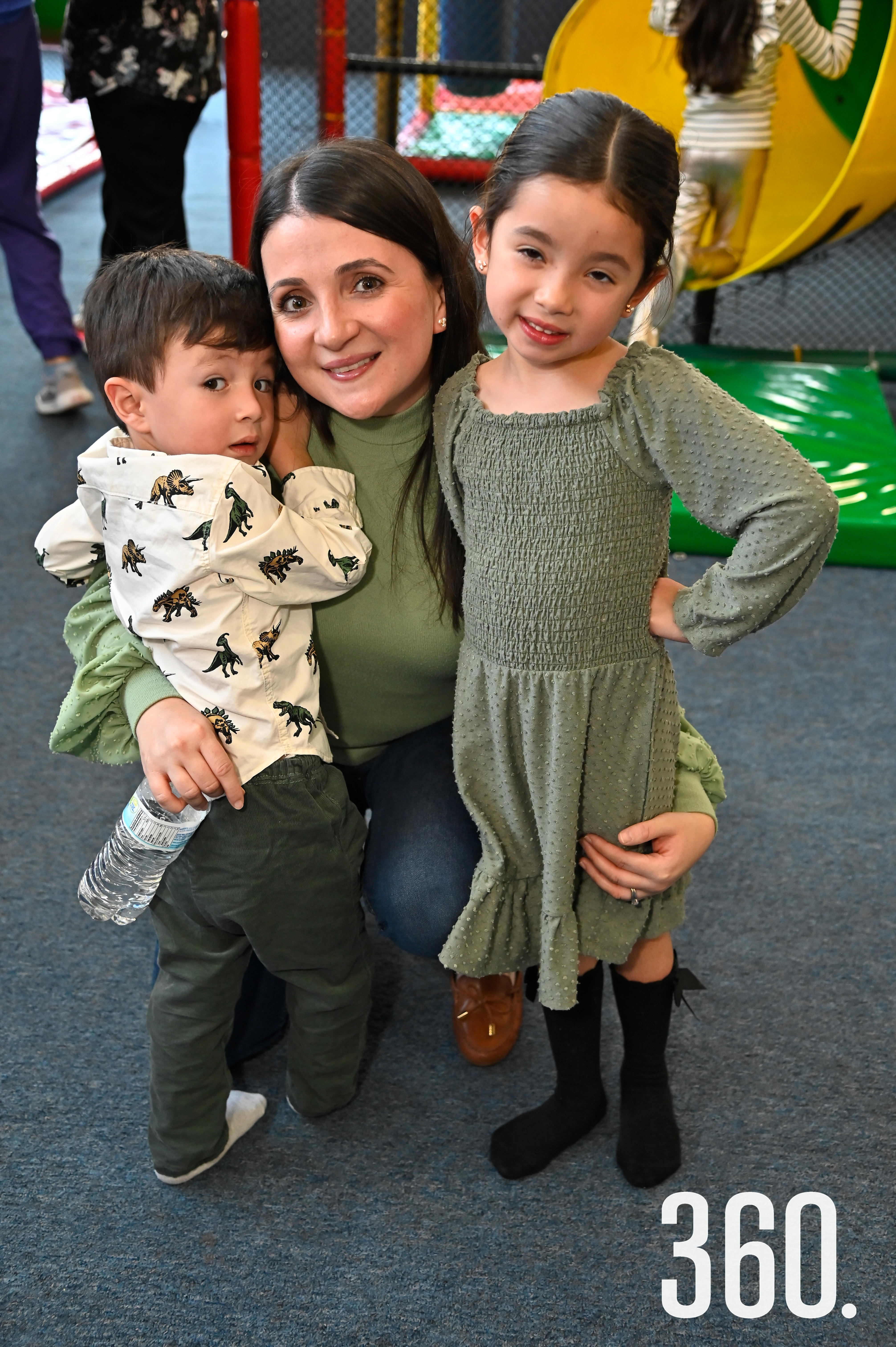Brenda Lara con Joaquín e Ivanna Oros.