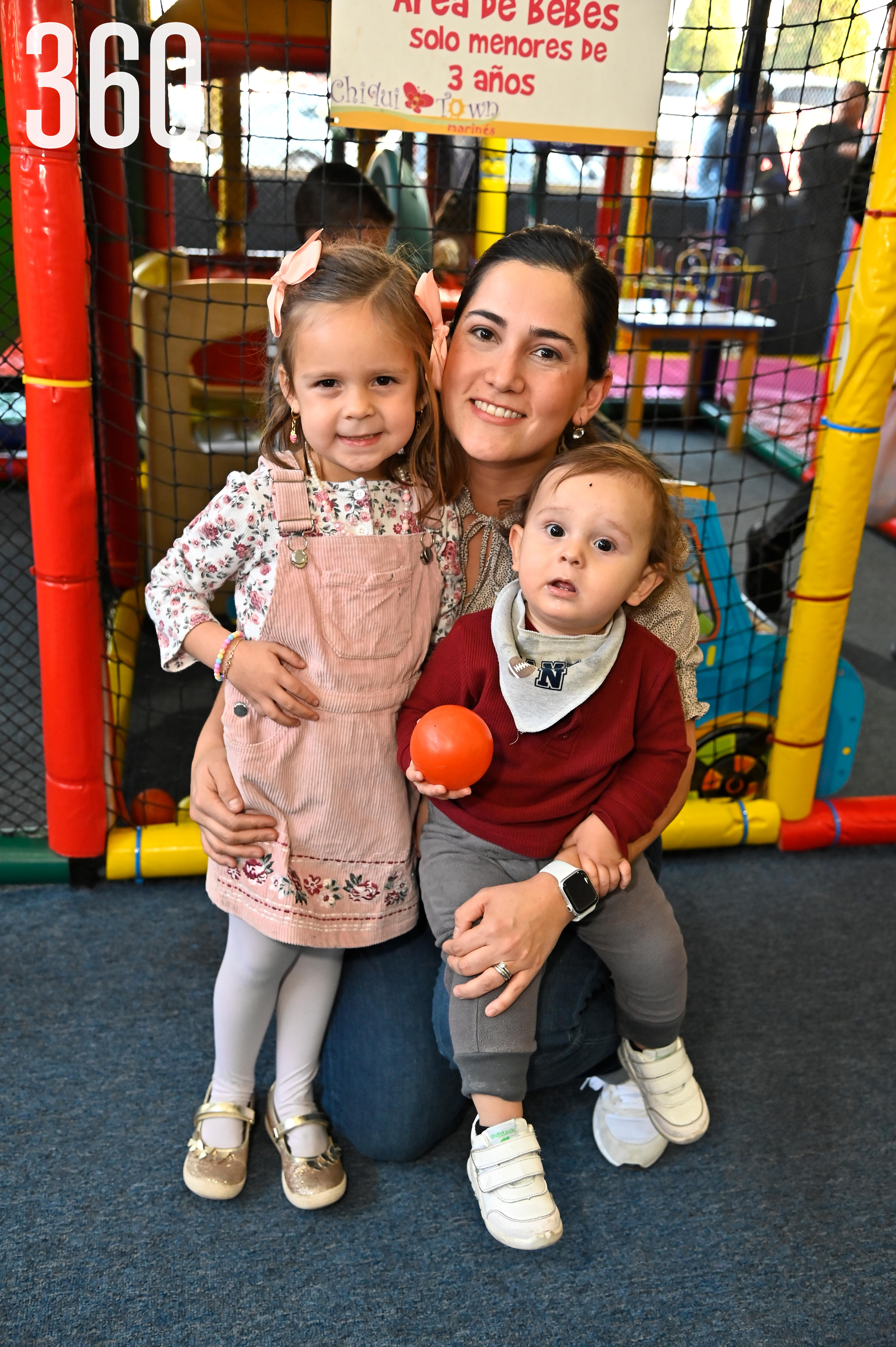 Gaby Moreira con Marygaby y Santiago Lozano.