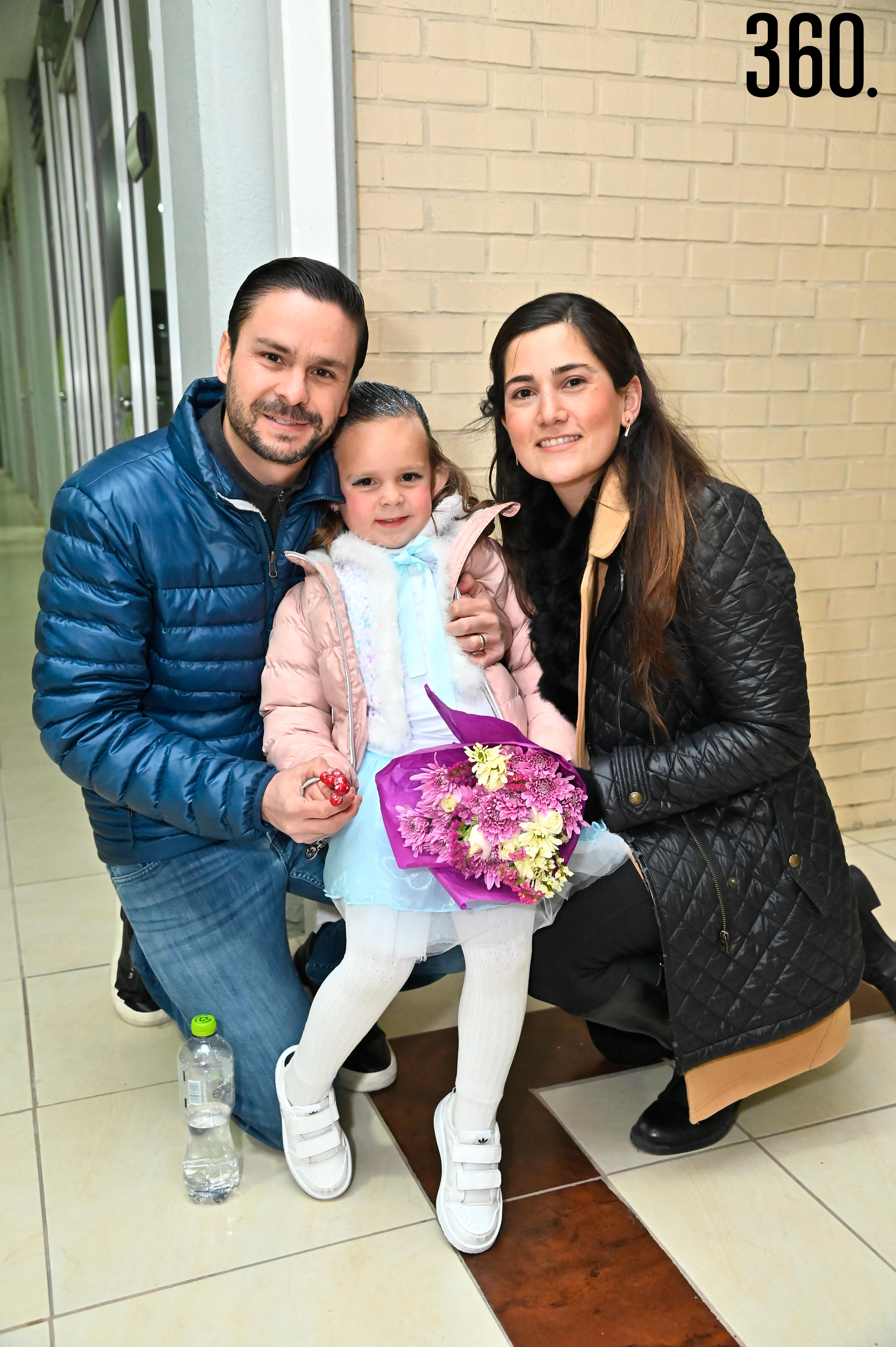 Héctor Lozano y Gaby Moreira con Marygaby Lozano.