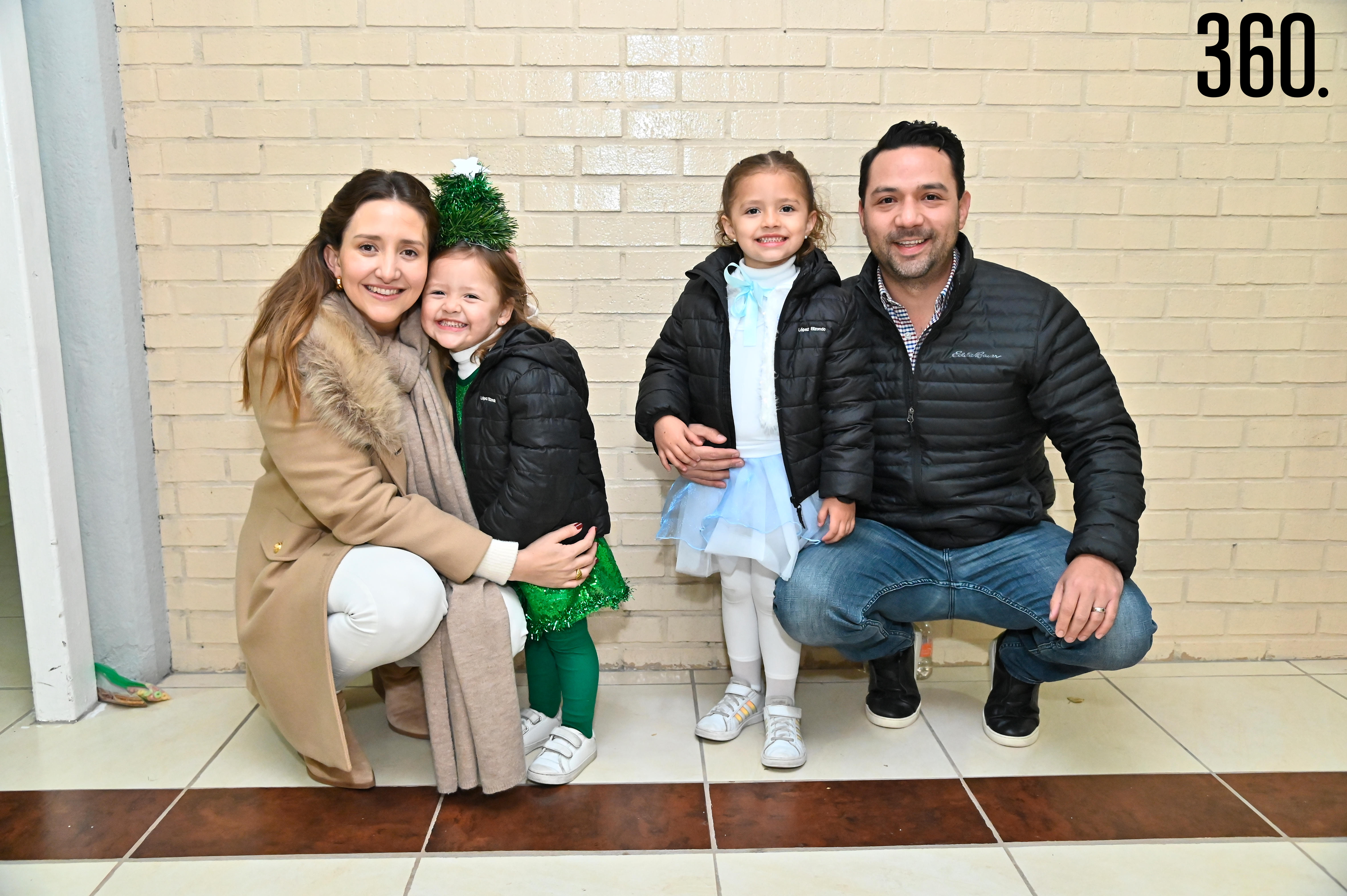 Lorena Elizondo y Gerardo López con sus hijas Roberta y Loretta.