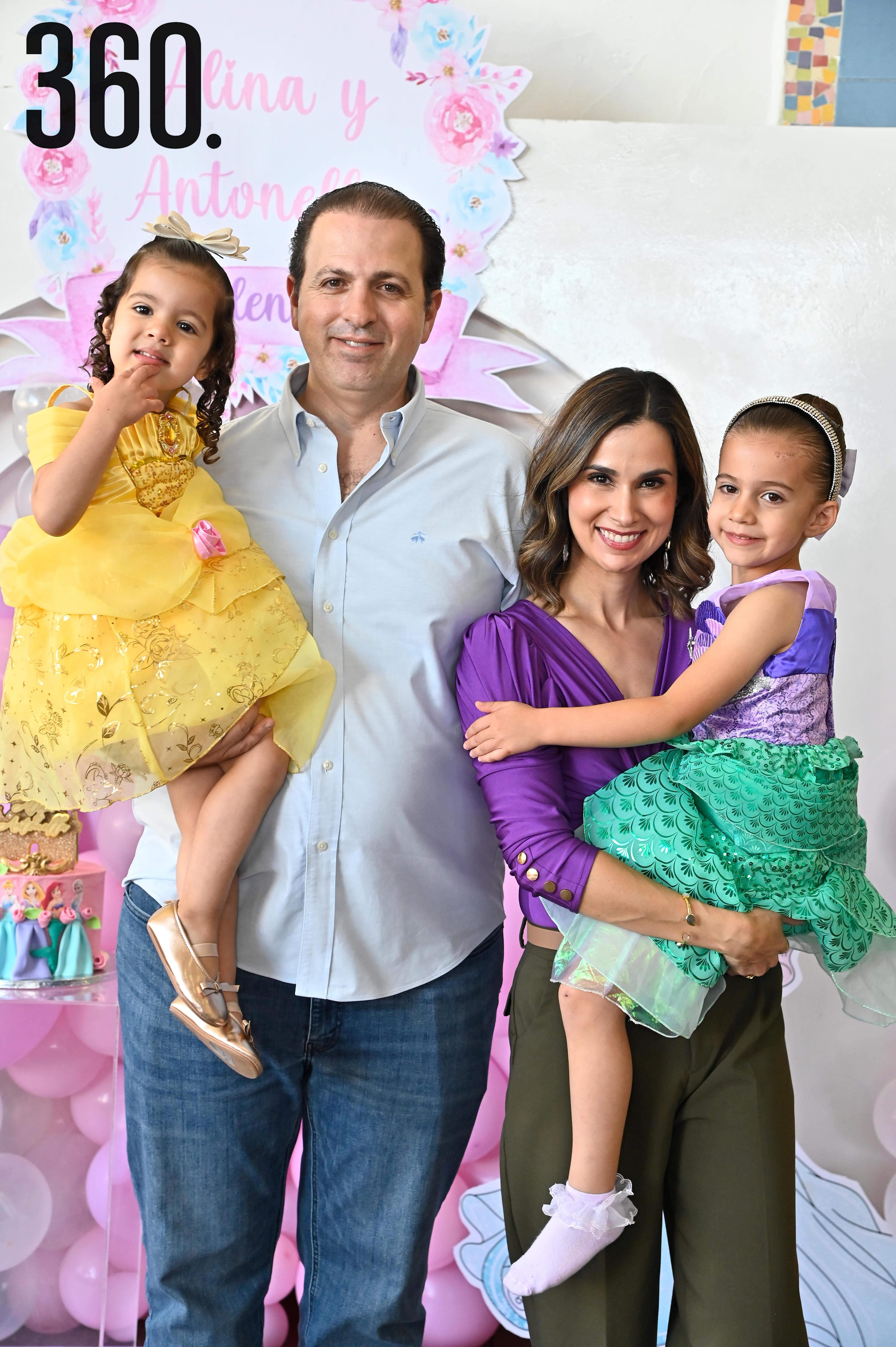 Alina y Antonella con sus papás, Dante Abramo y Ana Laura Cárdenas.