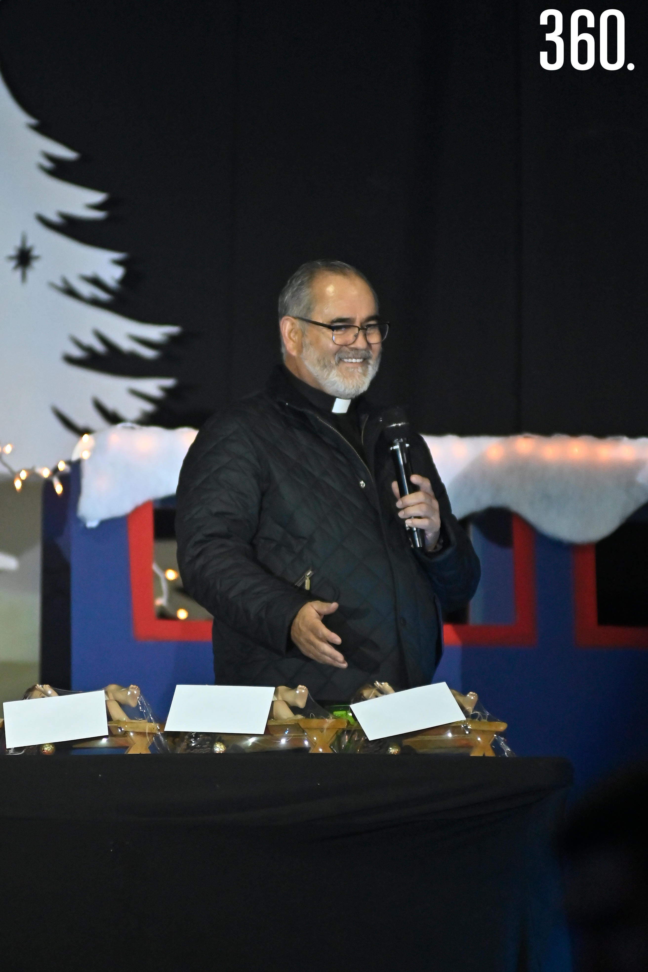 P. Fernando Enrique Torres, director del colegio.