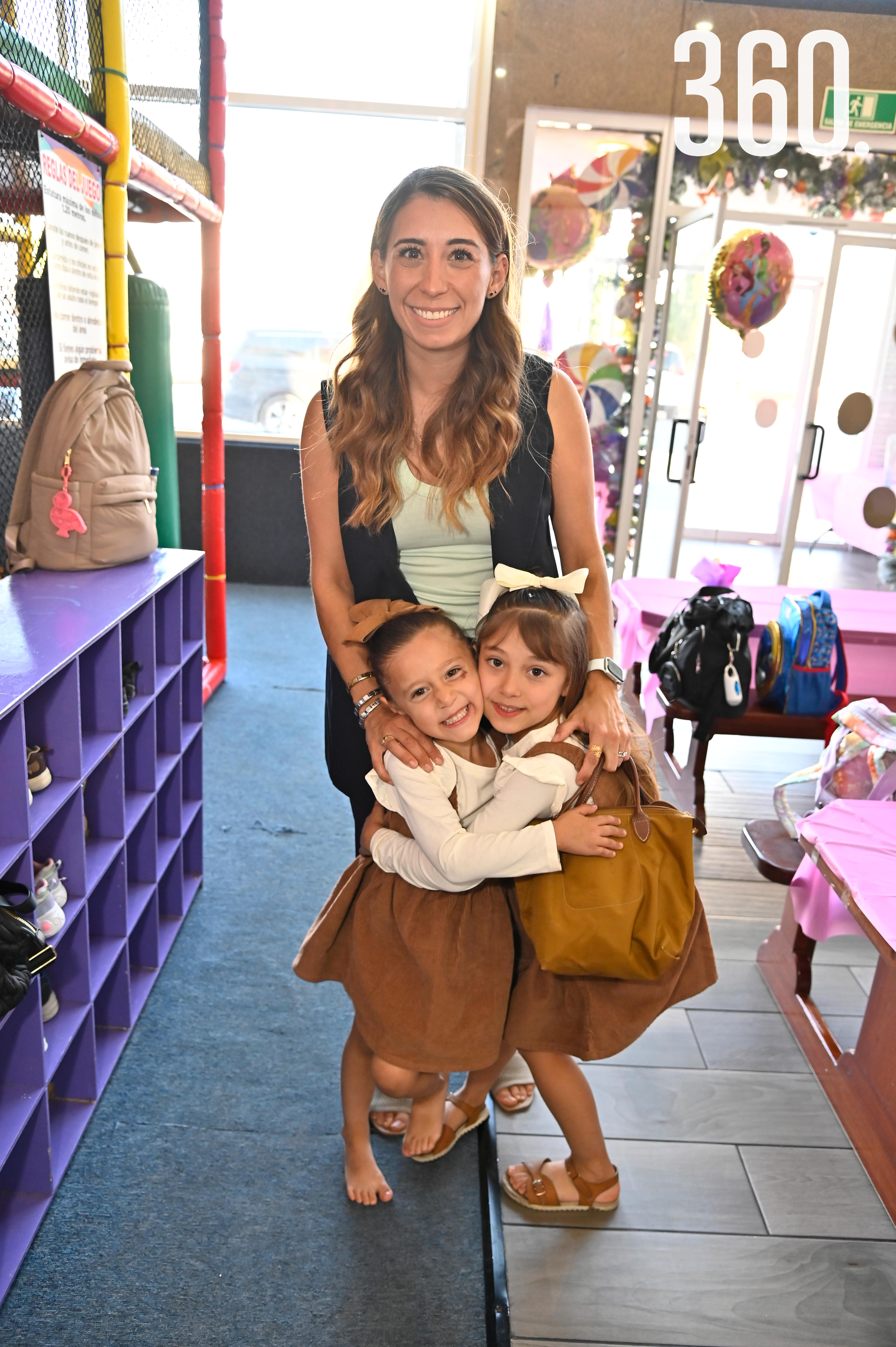 Leonora González con Catalina y Elena Ortiz de Montellano.