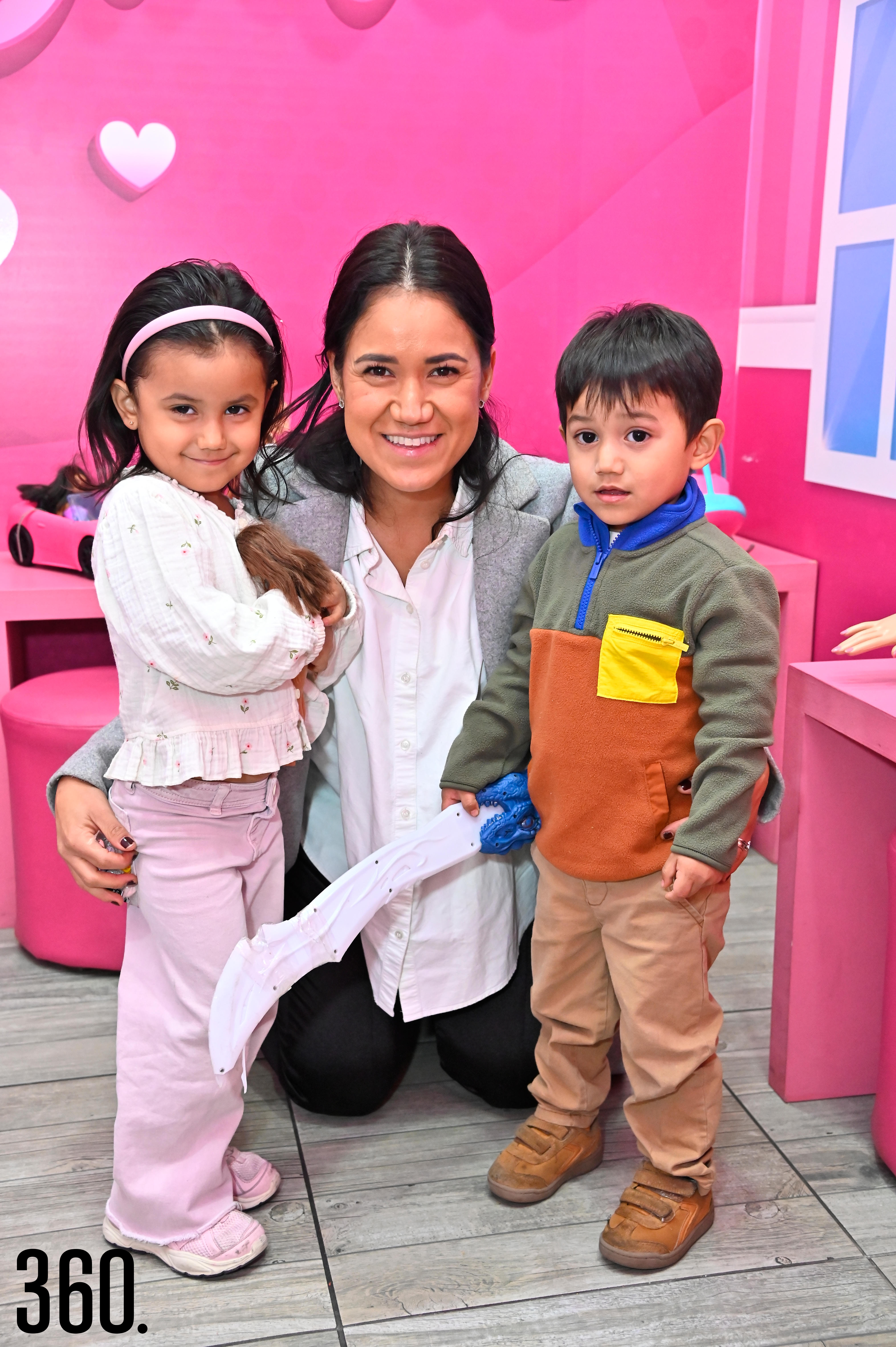 Ana Luisa Carrillo, Samantha y Gabriel Carrillo.