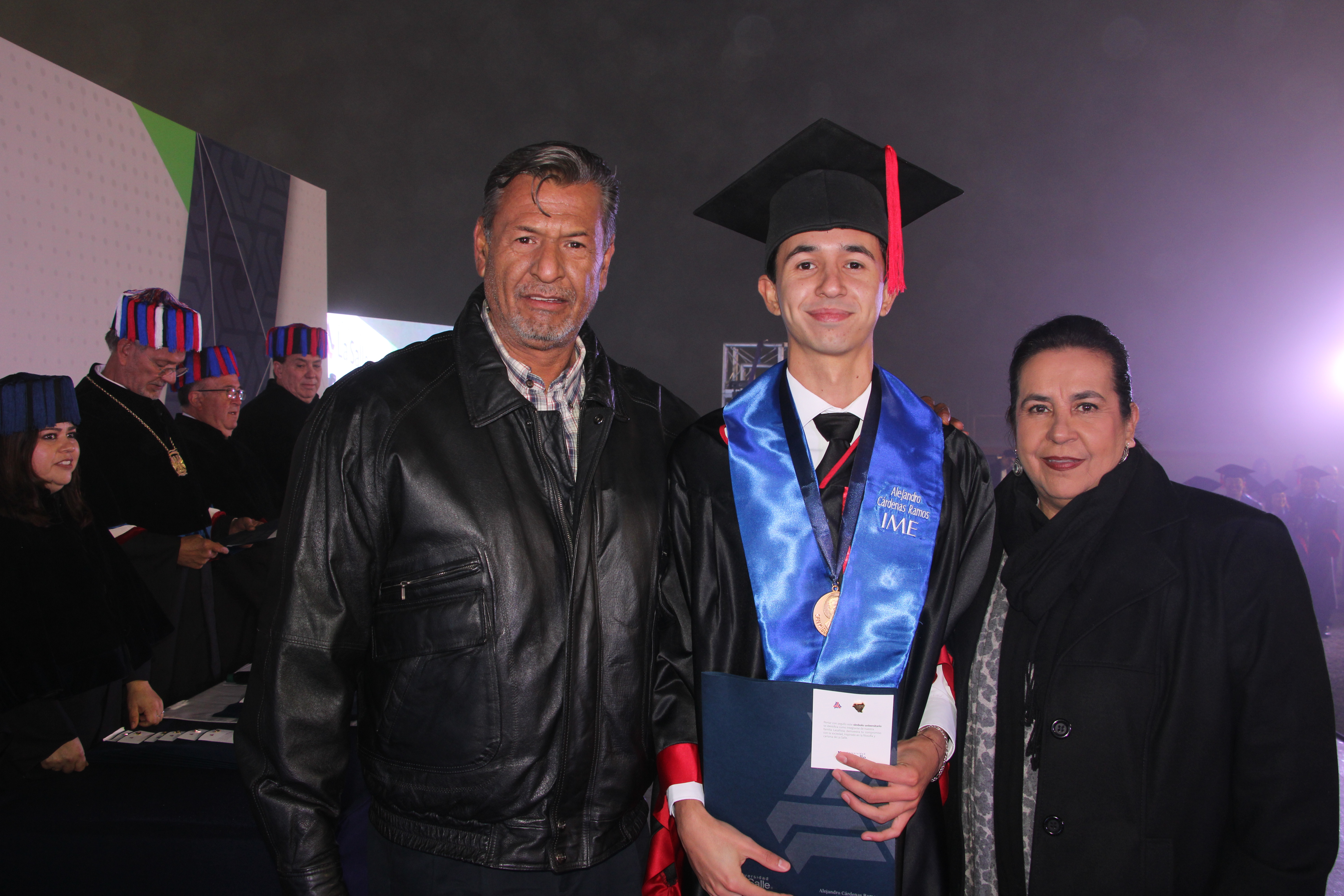 Alejandro Cárdenas Ramos acompañado por sus padres.