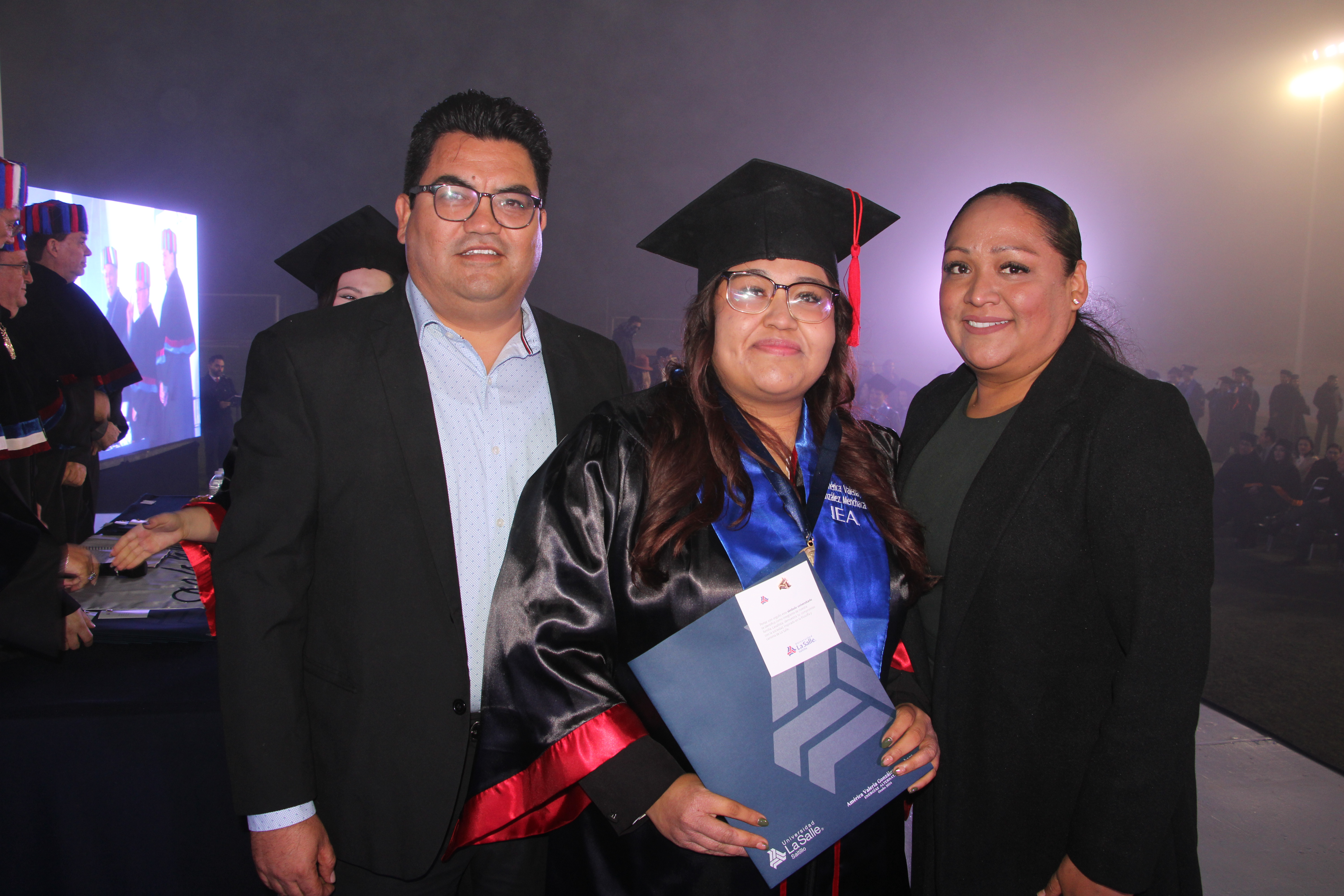 América Valeria González Menchaca con sus padres.