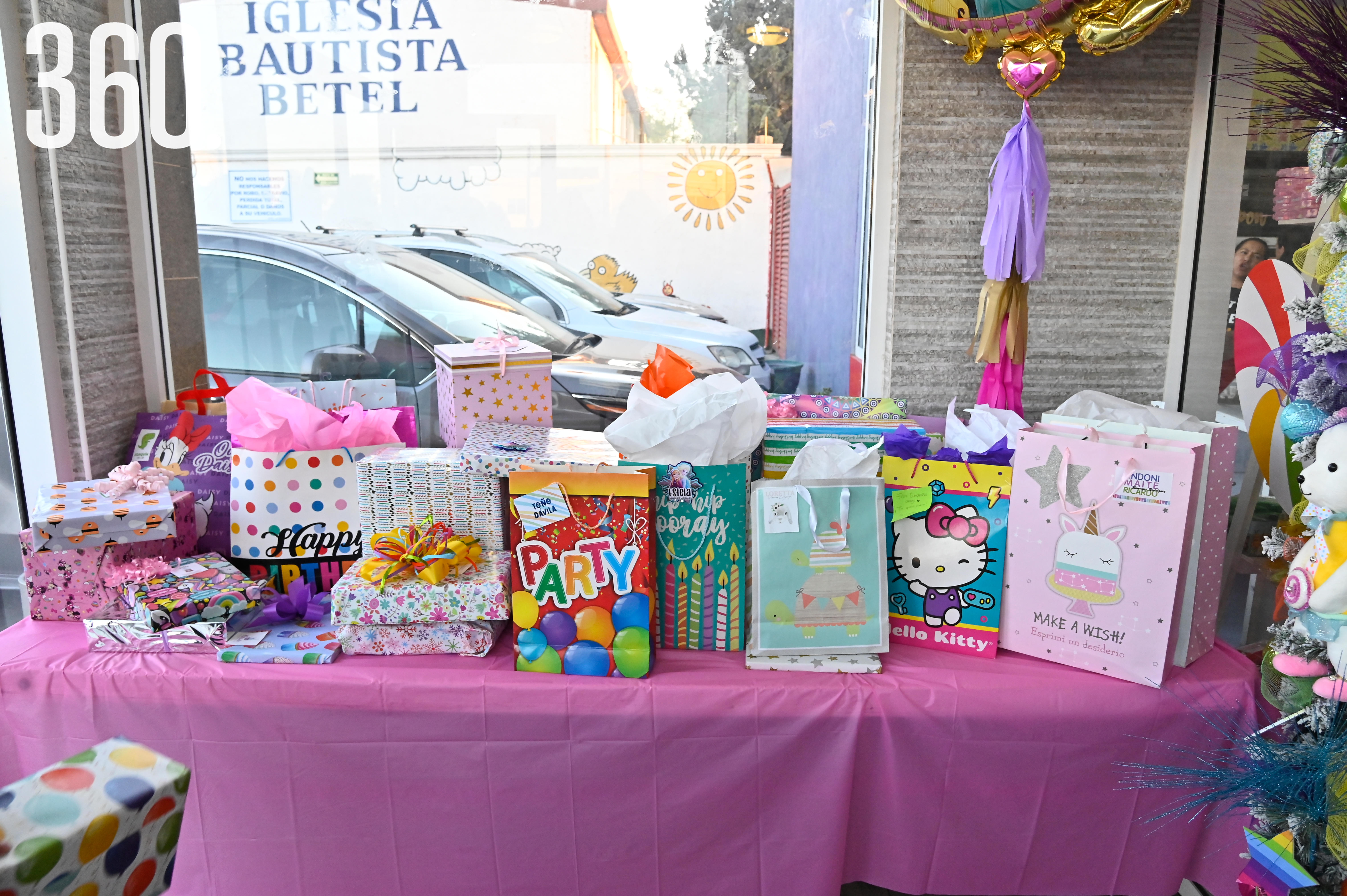 Mesa de regalos.