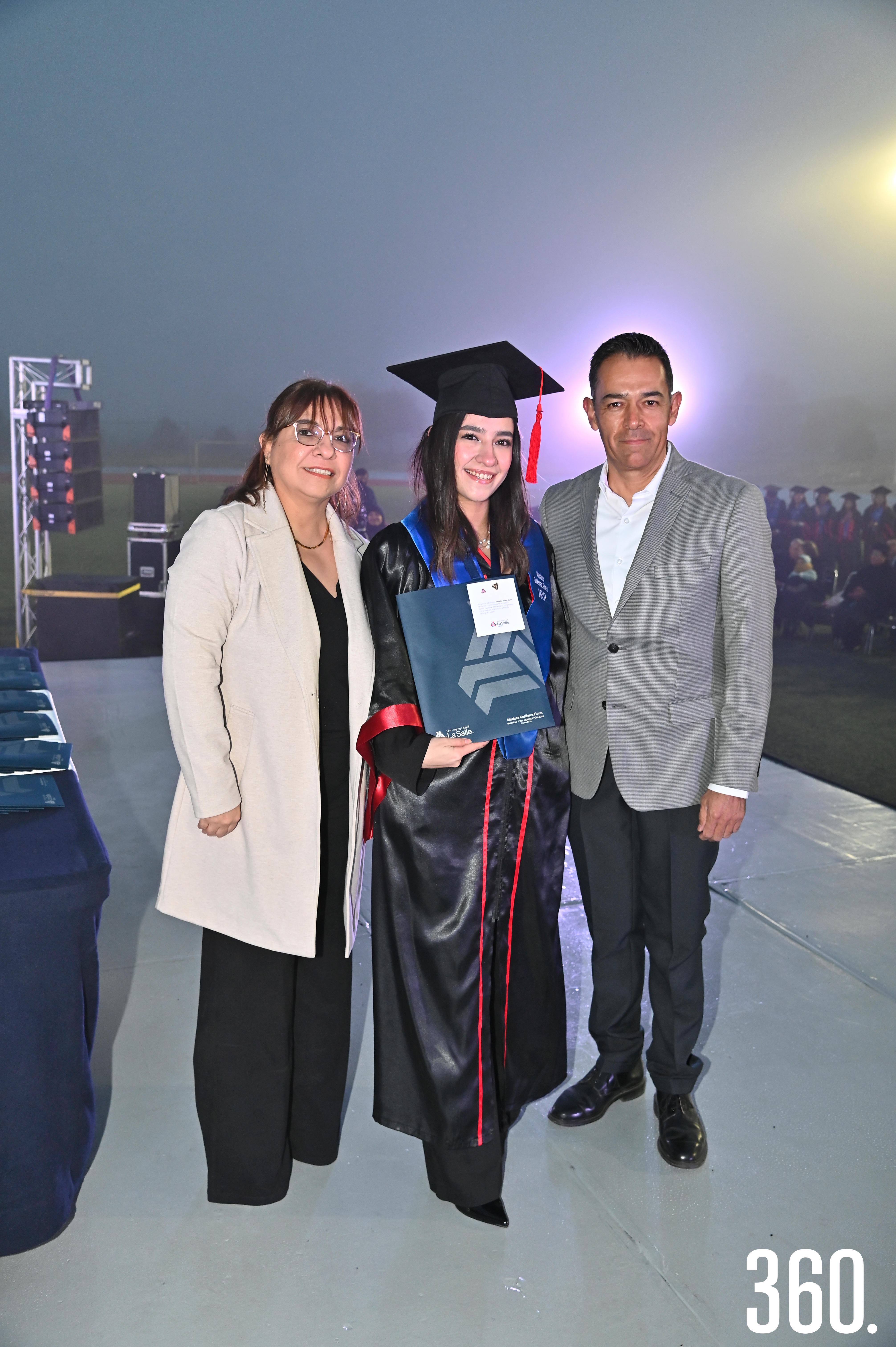 Mariana Gutiérrez Flores acompañada por sus padres.