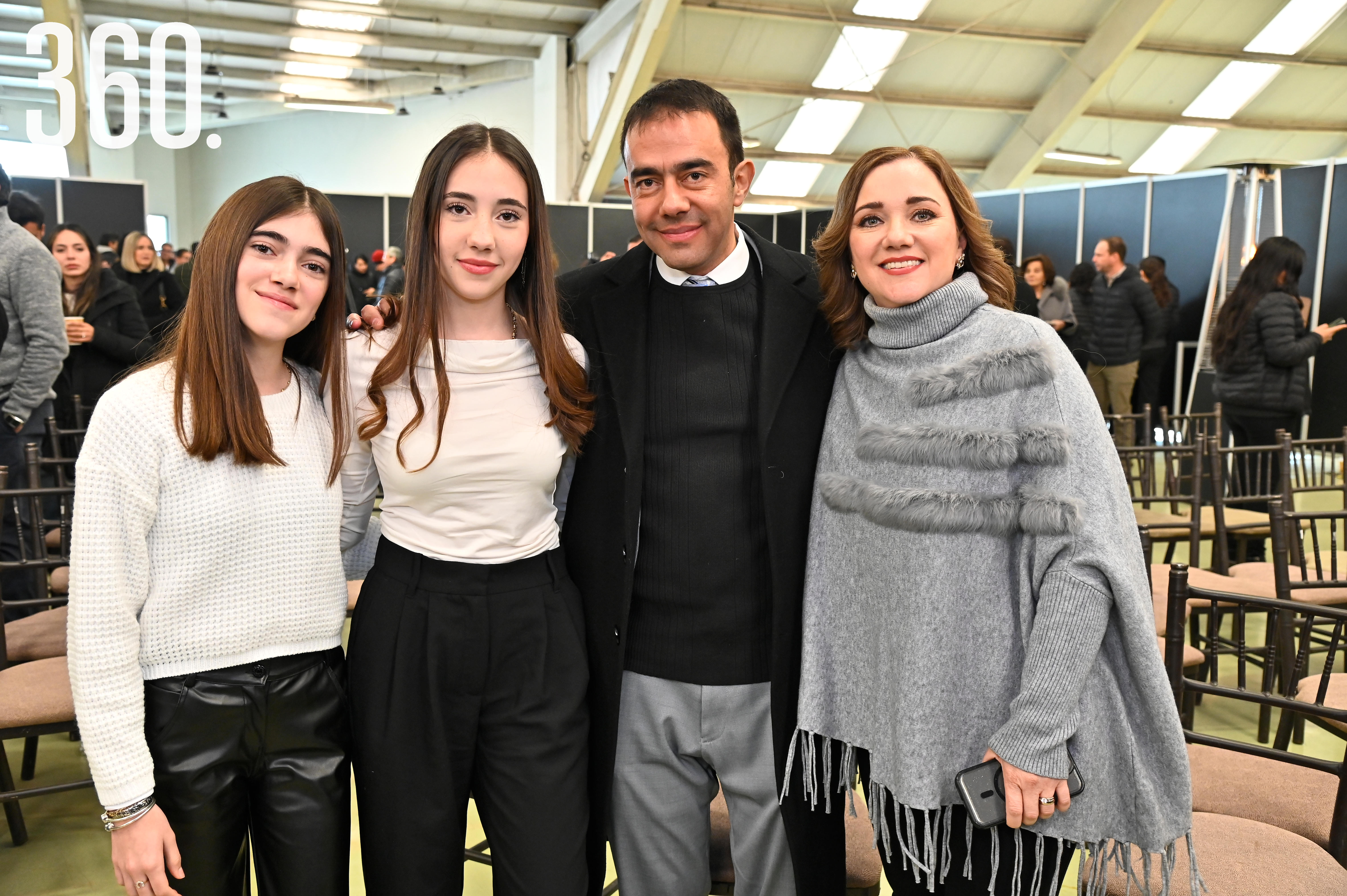 Karmina, Karolina y Arturo Reveles con Carolina Santana.