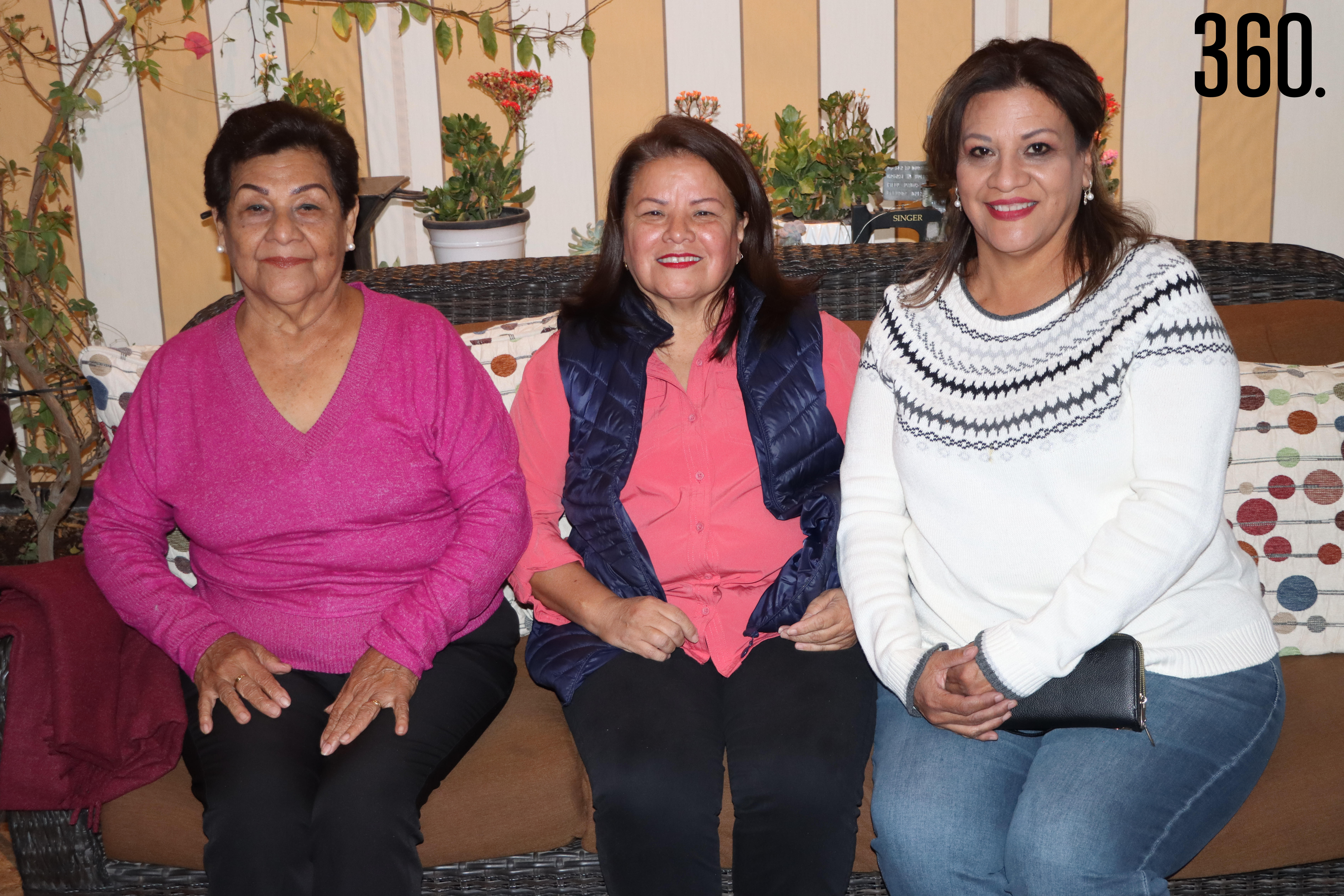 Ana María y Esther Uriega con Carmina Gallegos de Uriega.