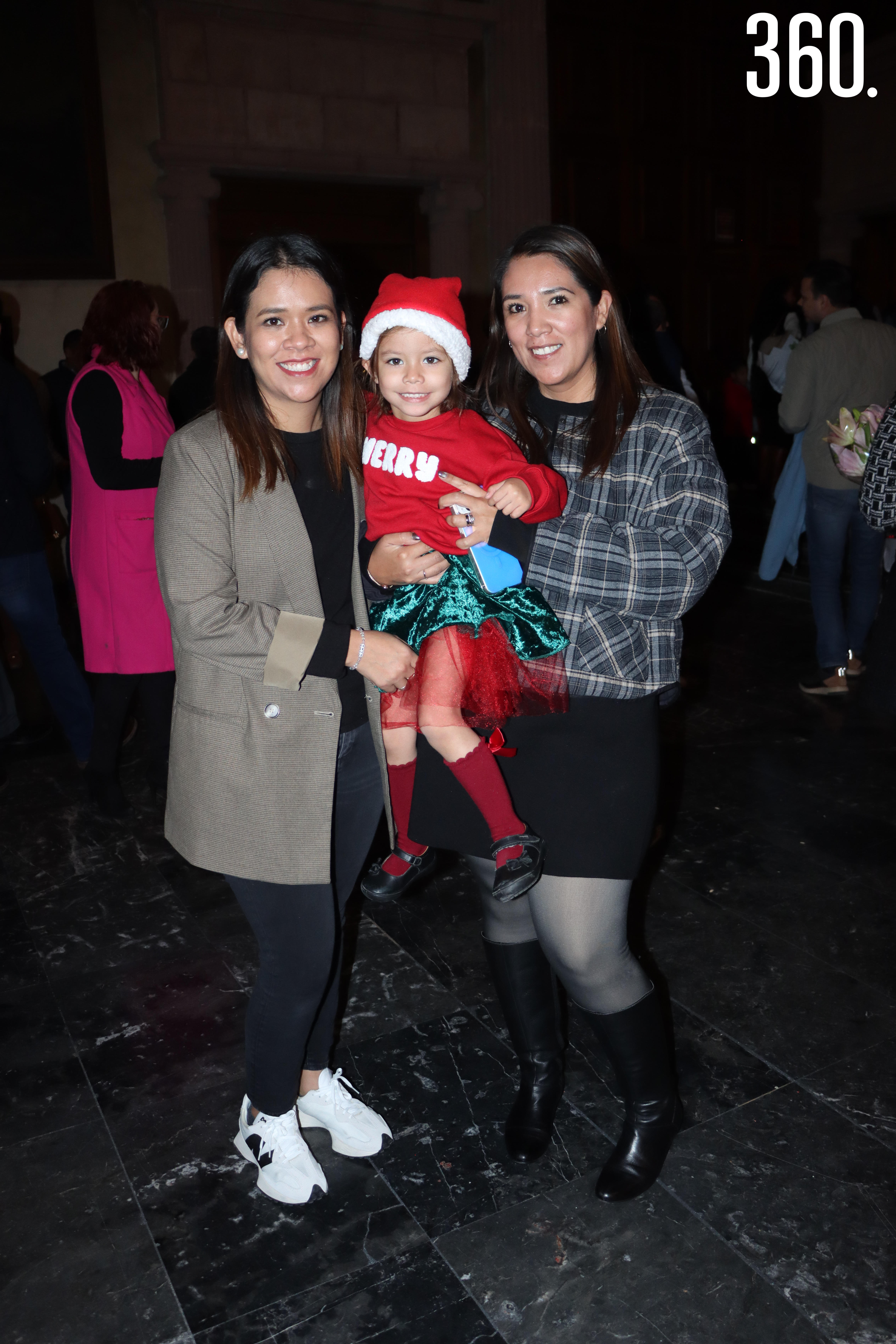 Cynthia y Paty Hernández con Marijose García.