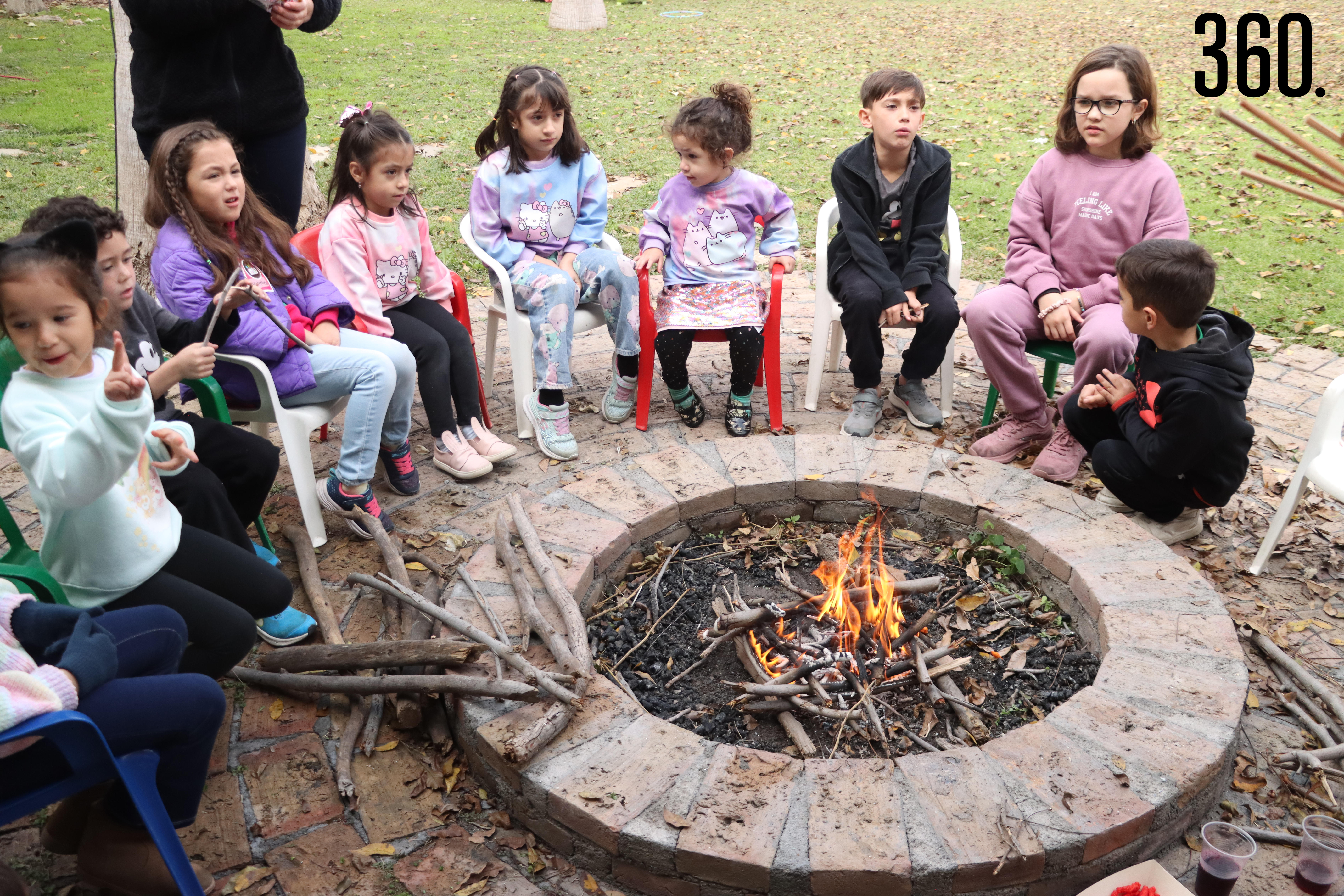 Asaron bombones en una fogata.