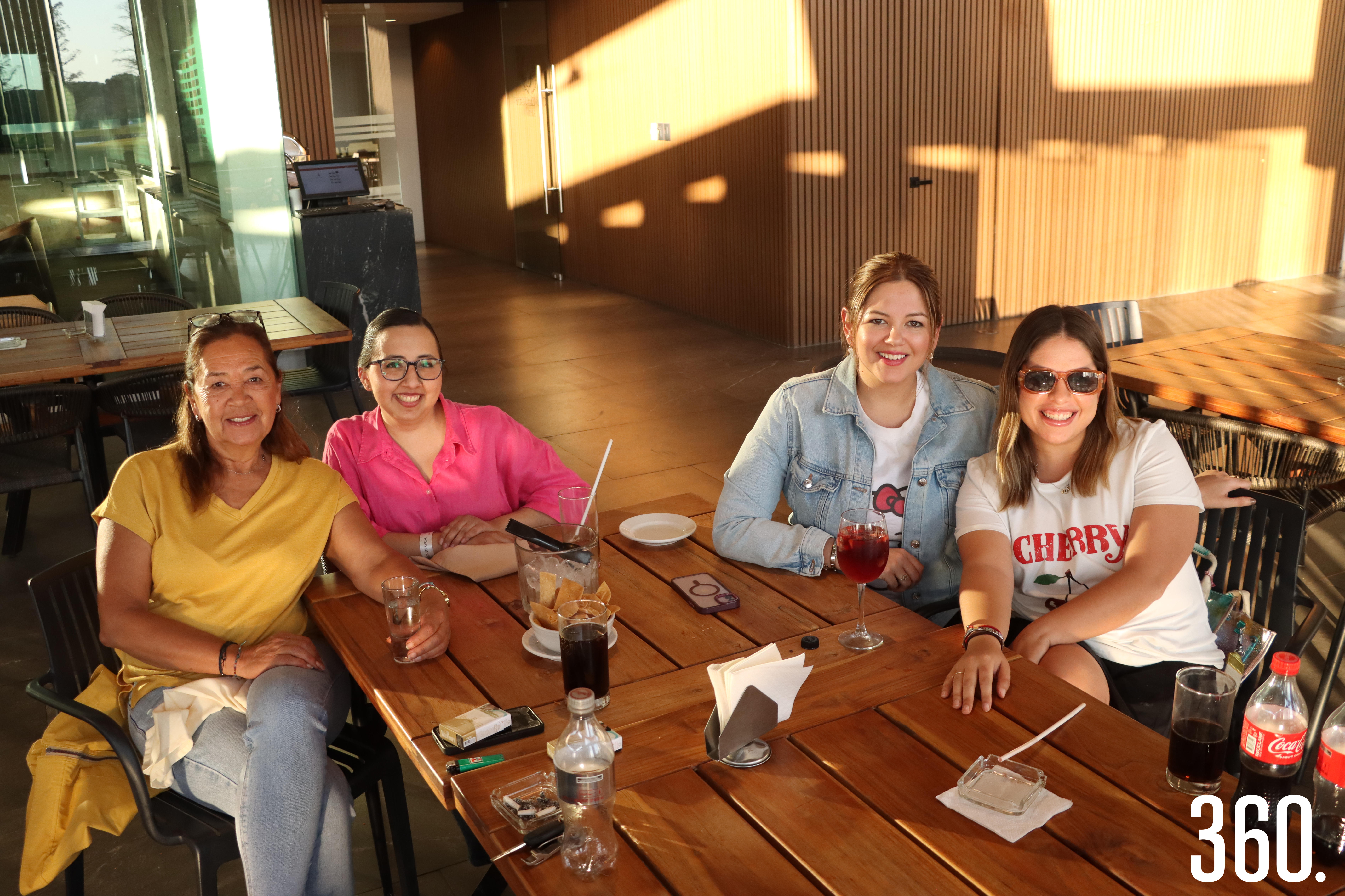 Mónica Ventura, Olivia Flores, Mariana y Sofía Cabello.