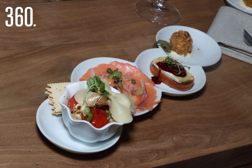 Cuarteto inicial: pasta caprese aliñada con balsámico, carpaccio de salmón ahumado cubierto de arúgula en espejo de queso ricota, brie gratinado con jalea de vino tinto y nueces pecanas sobre baguette tostado, y esferita de cangrejo.